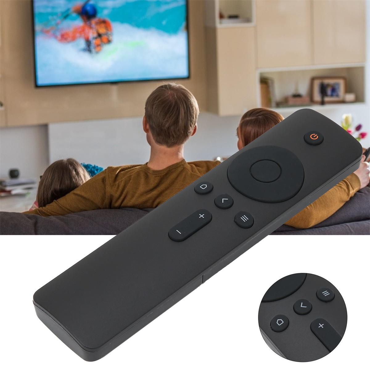 Schwarze TV-Fernbedienung mit mehreren Tasten, Familie sieht im Hintergrund fern. Fokus auf der Fernbedienung.