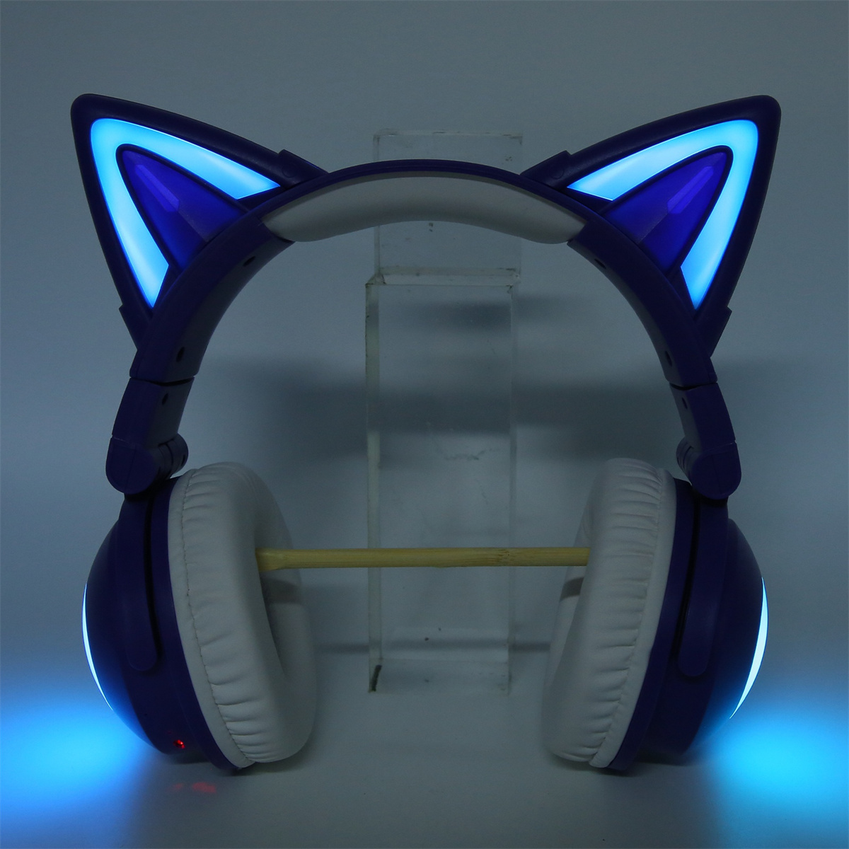 Blaue Katzenohr-Kopfhörer mit blau leuchtenden Lichtern.