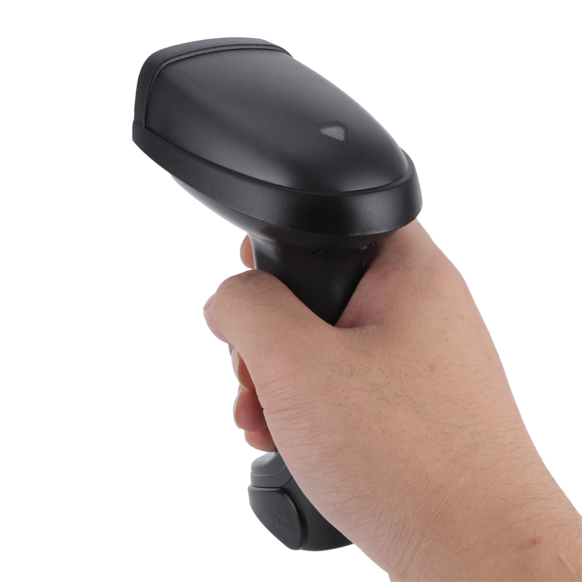 Eine Hand hält einen schwarzen Barcode-Scanner. Der Scanner ist vom Betrachter abgewandt.