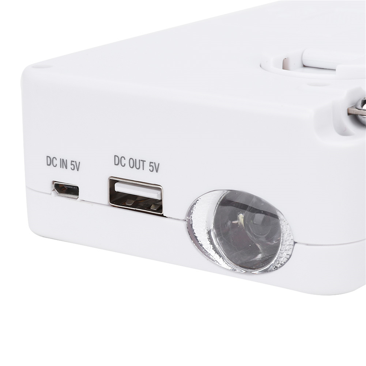 Weißes Gerät mit USB- und DC-Anschlüssen. Ein kleines Licht ist sichtbar.