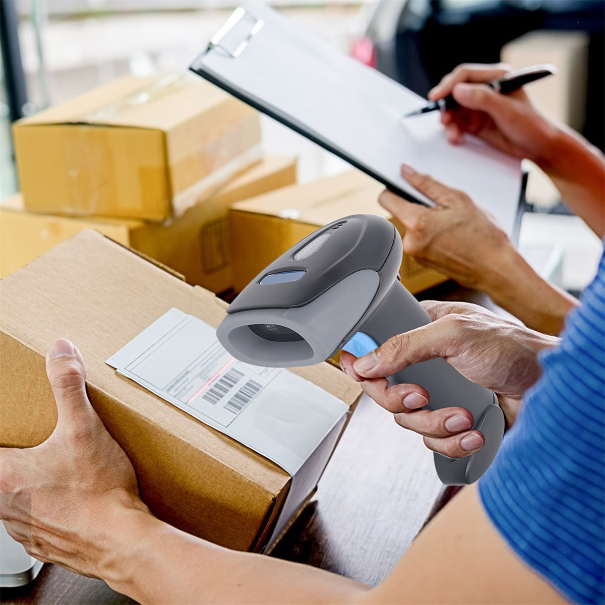 Person scannt einen Barcode auf einer Box mit einem Barcode-Scanner. Weißer Hintergrund.