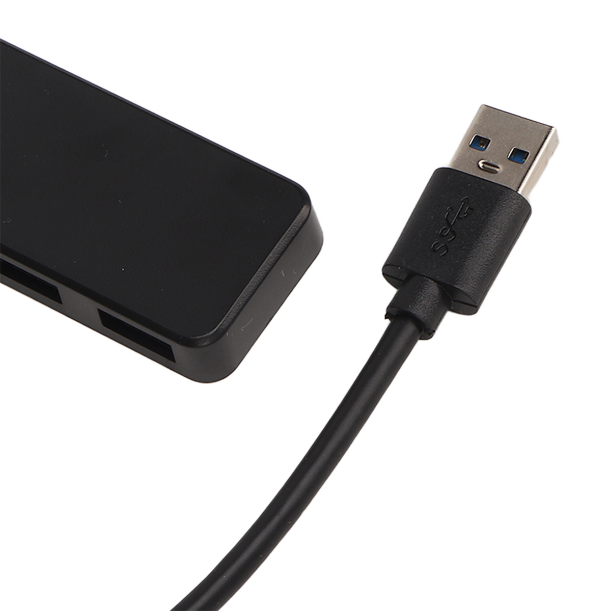 Ein schwarzer USB-Hub mit 3 Anschlüssen und ein USB-Kabel mit einem USB-Anschluss am Ende. Weißer Hintergrund.