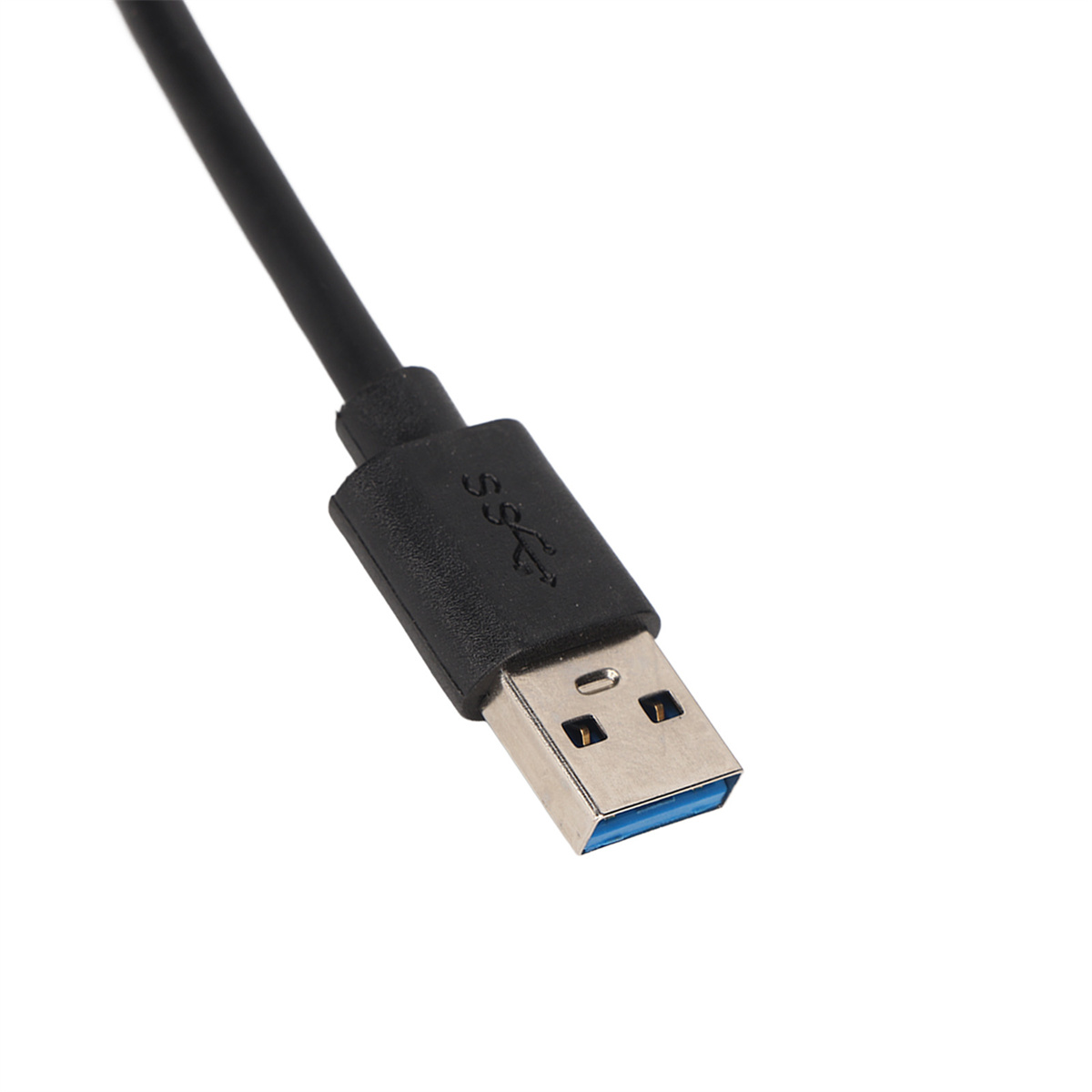 USB-Kabel mit USB-A-Anschluss. Das Kabel ist schwarz. Der Hintergrund ist weiß.
