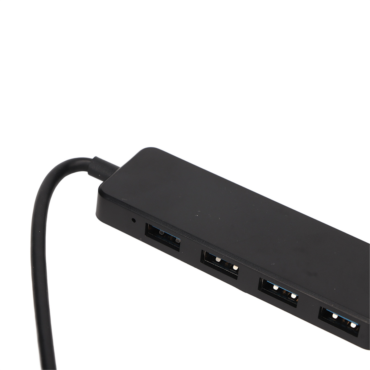 Ein schwarzer USB-Hub mit vier Anschlüssen. Ein schwarzes Kabel erstreckt sich vom Hub.
