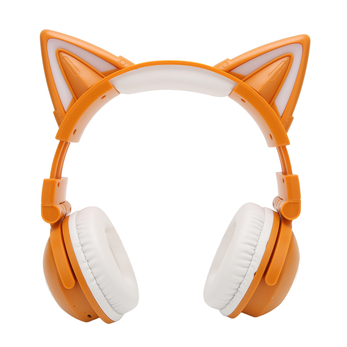 Orange Katzenohr-Kopfhörer. Weiße Ohrmuscheln, orangefarbenes Kopfband und Katzenohren. Weißer Hintergrund.