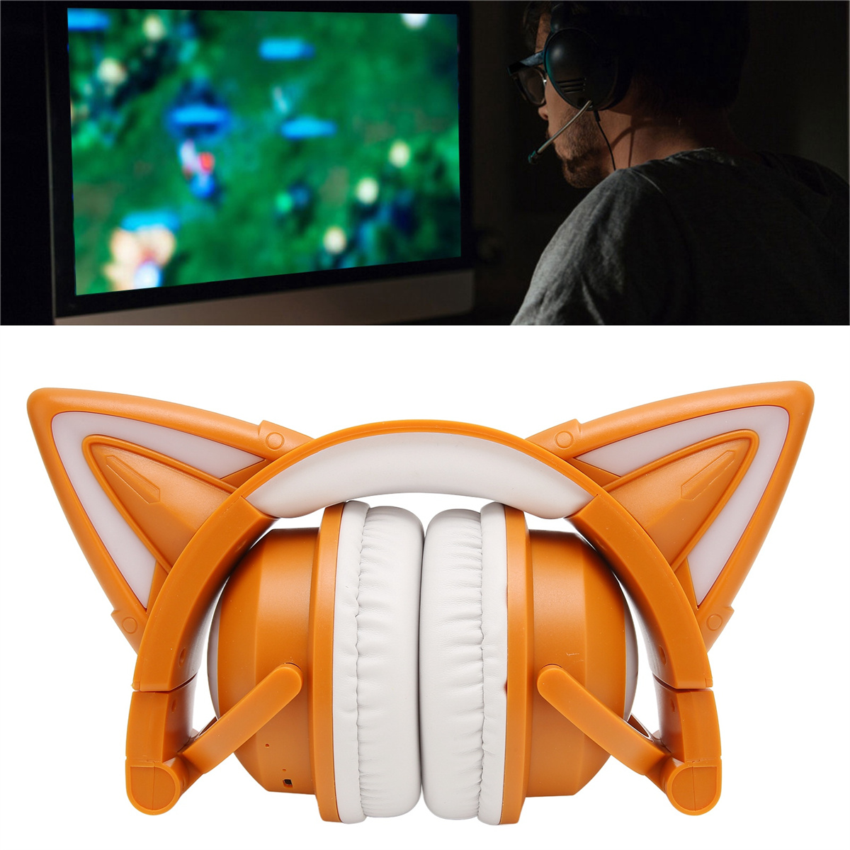 Gamer mit Headset, spielt am Monitor. Darunter orange Fuchs-Ohr-Kopfhörer mit weißen Ohrmuscheln.