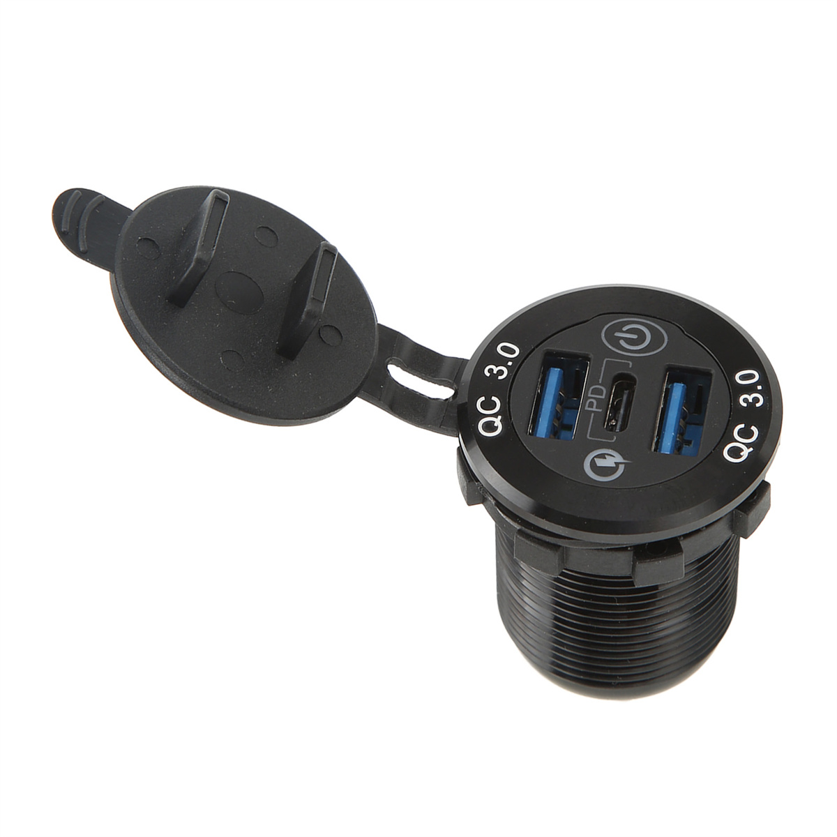 Ein schwarzer USB-Ladeanschluss mit geöffnetem Deckel, zeigt die Anschlüsse und Aufschriften QC 3.0 und PD.