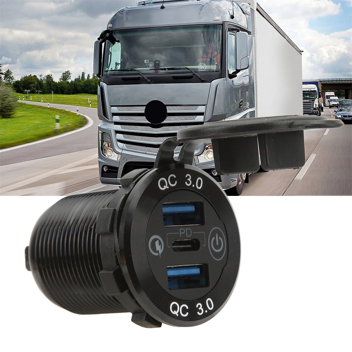 Schwarzes USB-Autoladegerät mit drei Anschlüssen: QC 3.0, USB-C PD und einem Ein-/Ausschalter. LKW und Straße im Hintergrund.