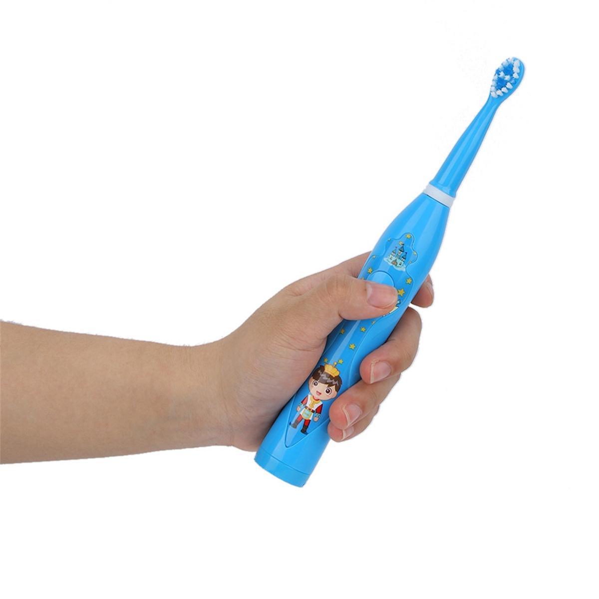 Blaue Kinderzahnbürste. Eine Hand hält sie. Eine Prinzenillustration befindet sich auf dem Griff.