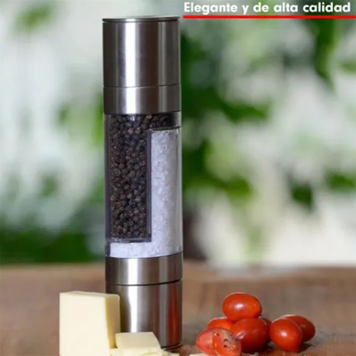 Eine Pfeffermühle aus Edelstahl mit Pfeffer und Salz im Inneren sowie Käse und Tomaten davor.