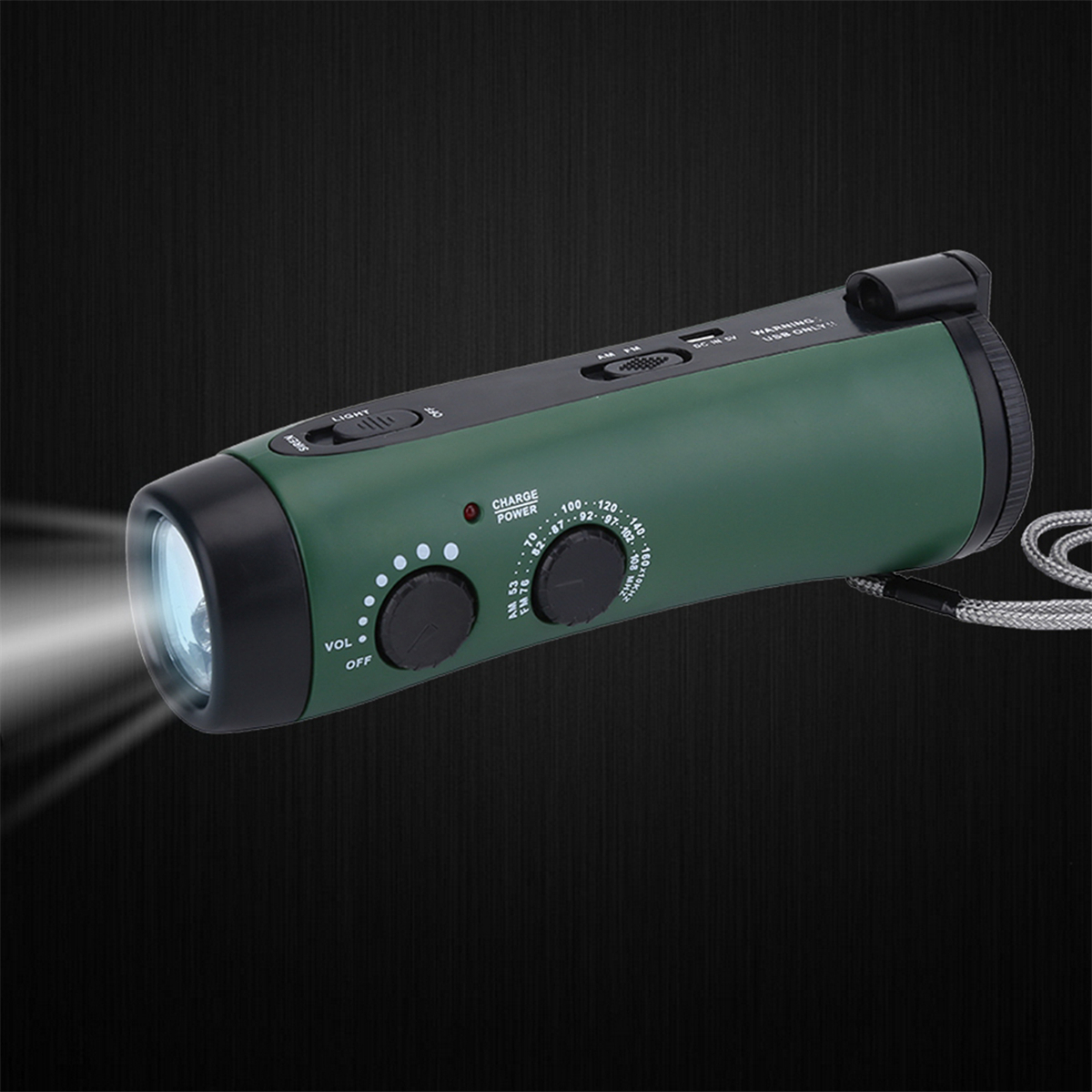 Eine grüne Taschenlampe/Radio. Es ist im Dunkeln, mit einem Licht, das davon scheint.