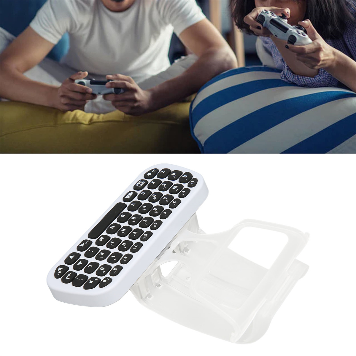 Zwei Personen spielen Videospiele mit Controllern. Eine weiße Tastatur sitzt auf einem Halter.
