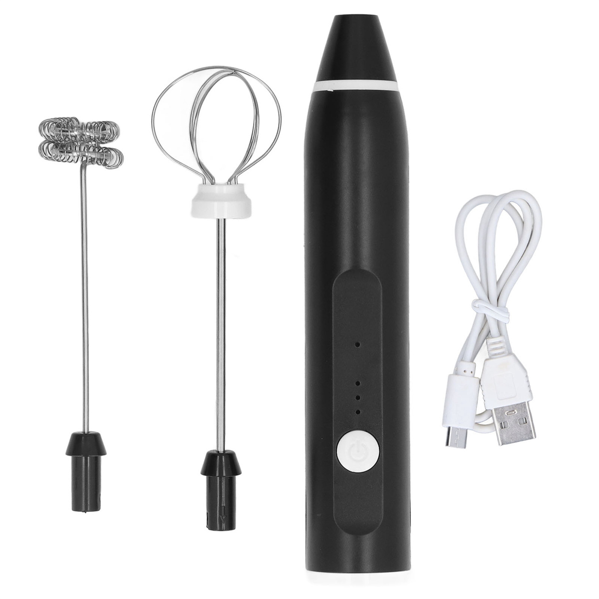 Schwarzer Handmilchaufschäumer mit zwei Schneebesen und einem USB-Ladekabel. Weißer Hintergrund.
