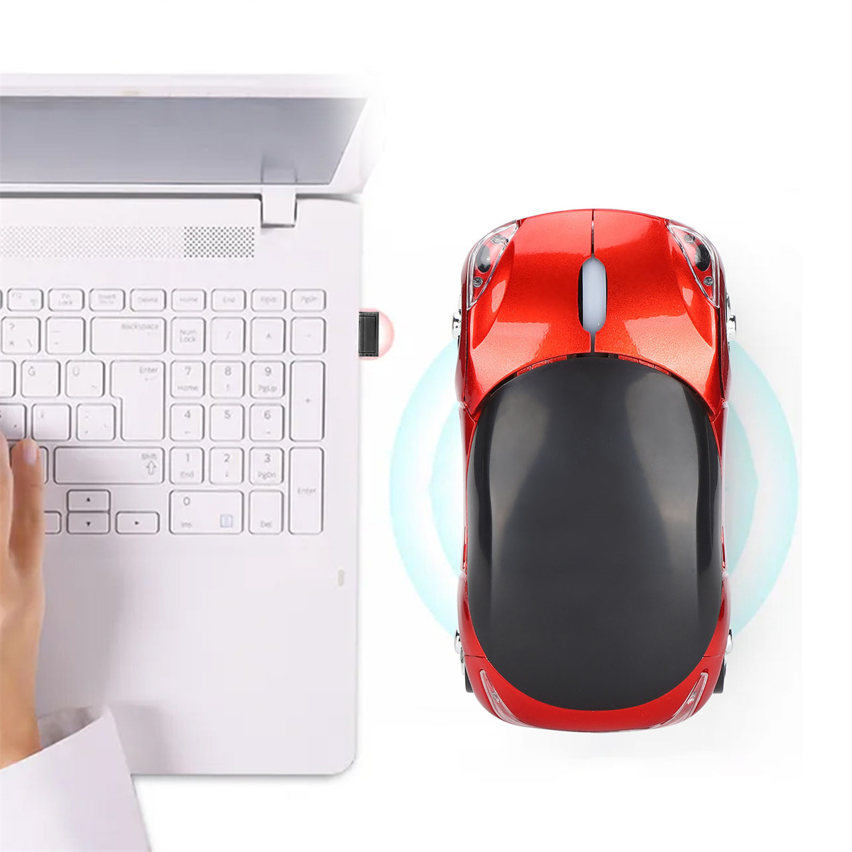 Rote, Auto-förmige Computermaus neben einem Laptop mit drahtlosem USB-Empfänger.