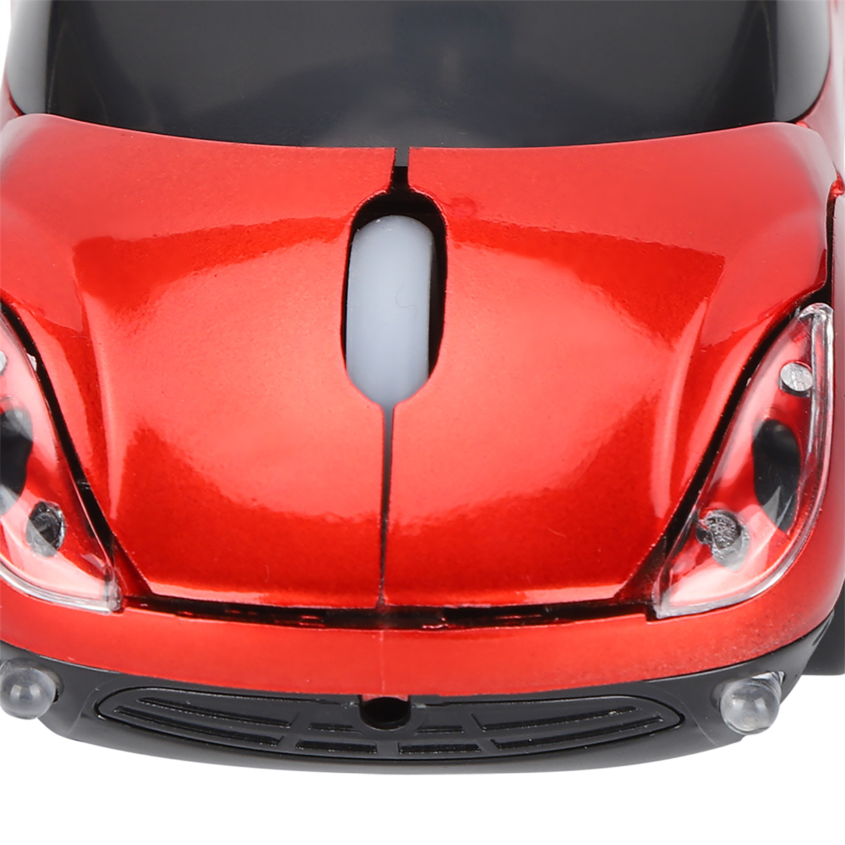 Eine rote Spielzeugauto-Maus mit weißer Maustaste, Nahaufnahme.