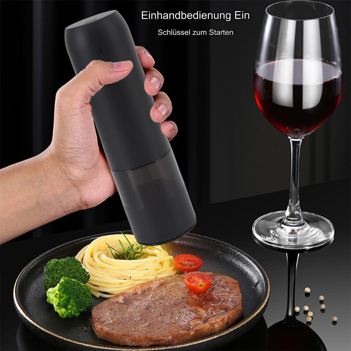 Eine Person mahlt Pfeffer auf einen Teller mit Essen, neben einem Weinglas.