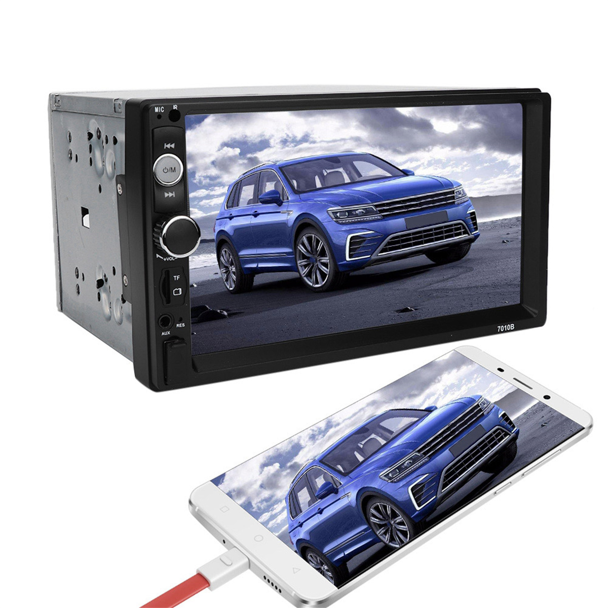 Autoradio mit Bildschirm, der ein blaues Auto zeigt. Ein Smartphone befindet sich darunter, mit einem Ladekabel.