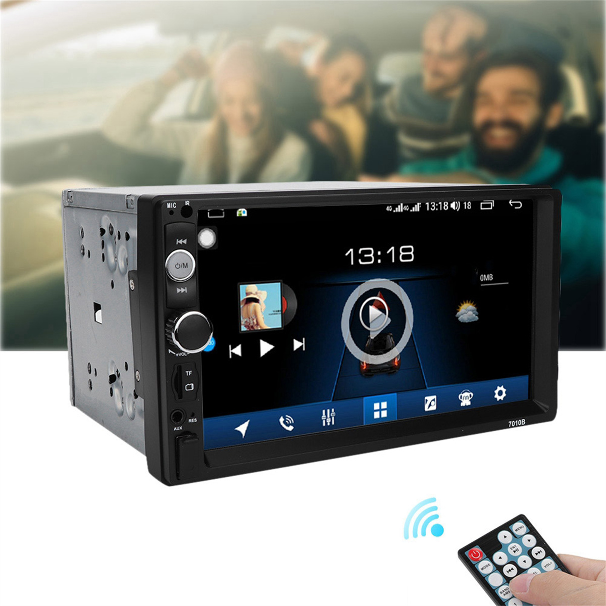 Schwarzes Autoradio mit Bildschirm, Knöpfen und Display. Hand mit Fernbedienung. Leute im Hintergrund.