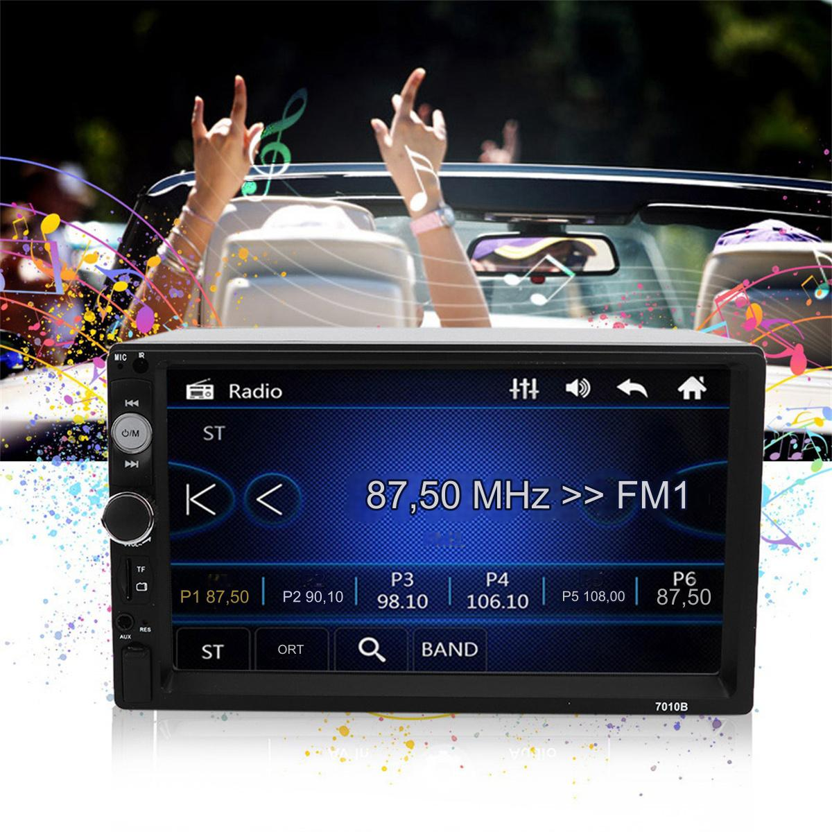 Autoradio mit Bildschirm, der eine Radiooberfläche anzeigt. Hände sind im Hintergrund erhoben.