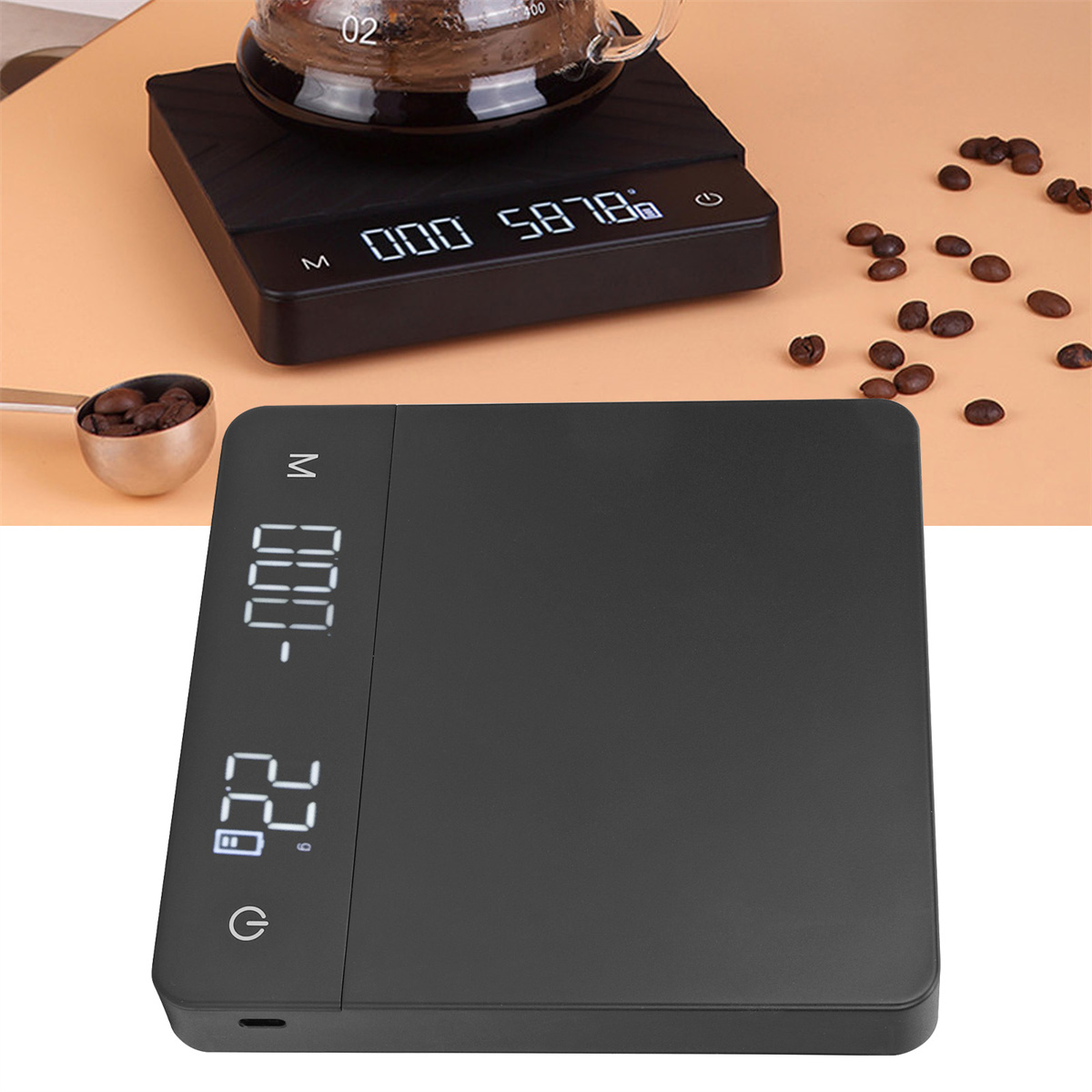 Schwarze digitale Kaffeewaage mit LCD-Bildschirm. Kaffeebohnen und Pour-Over-Setup sind sichtbar.