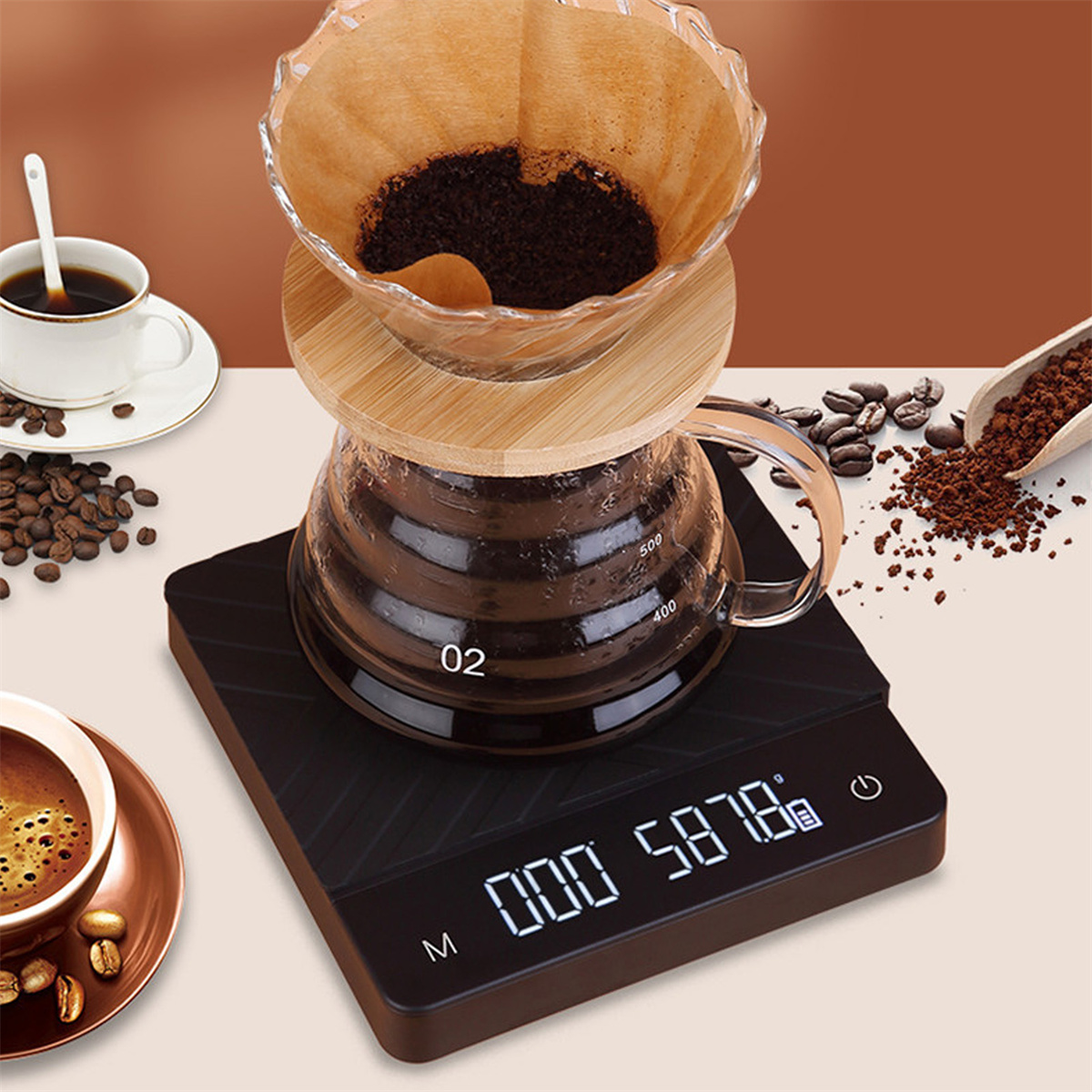 Kaffeezubereitung. Eine Glaskaraffe auf einer Waage, eine Tasse Kaffee, Bohnen und ein Löffel.