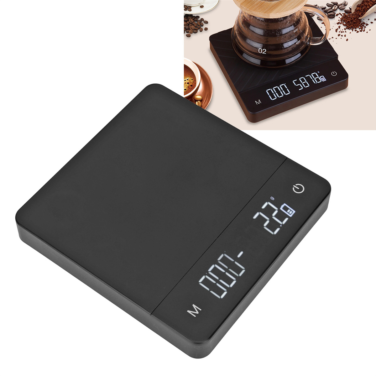 Schwarze Digitalwaage mit LCD-Bildschirm, der Zahlen anzeigt. Kaffeemaschine und Kaffee-Setup im Hintergrund.