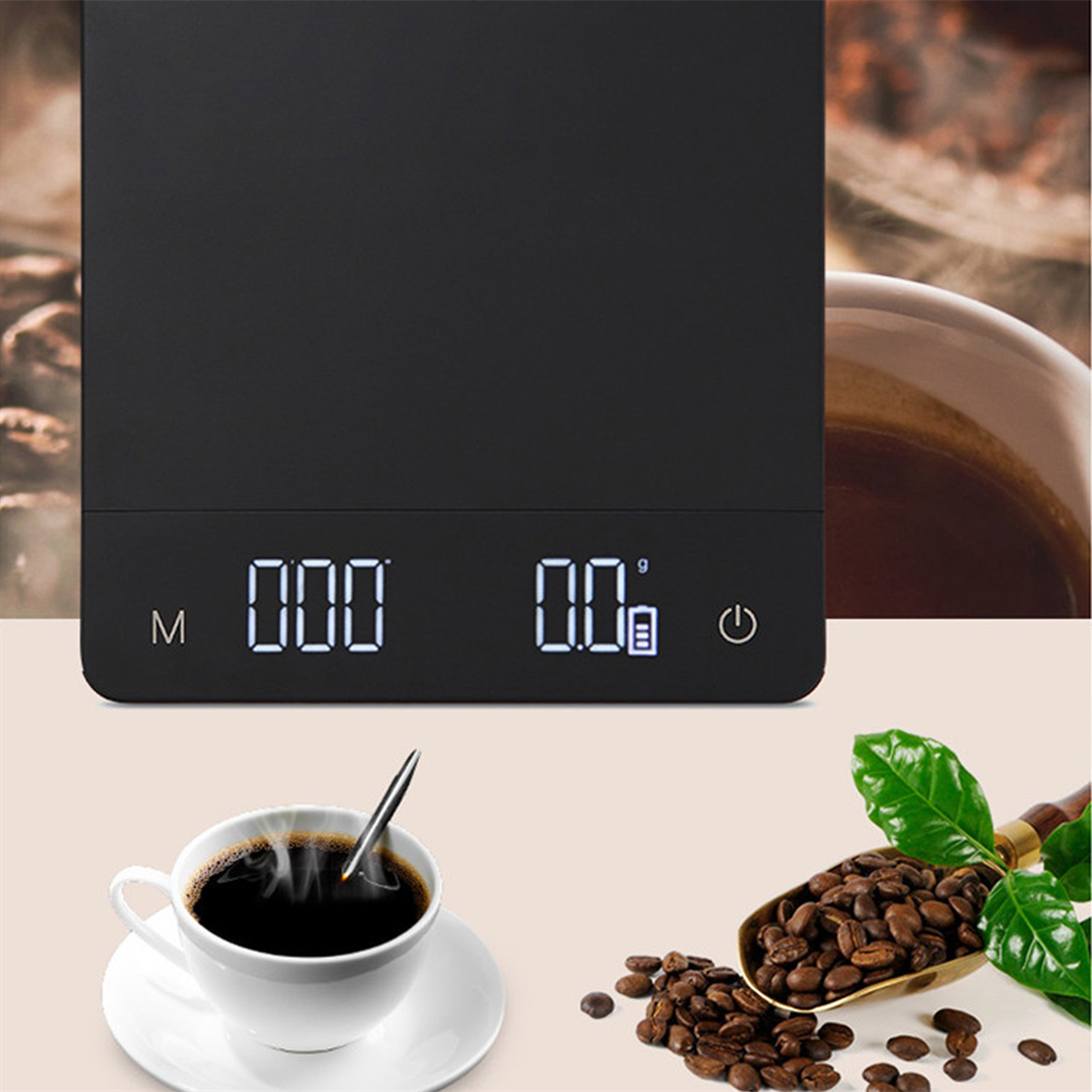 Eine schwarze Digitalwaage mit Kaffee und Bohnen. Eine Tasse Kaffee und eine Schaufel Bohnen sind auch im Bild.