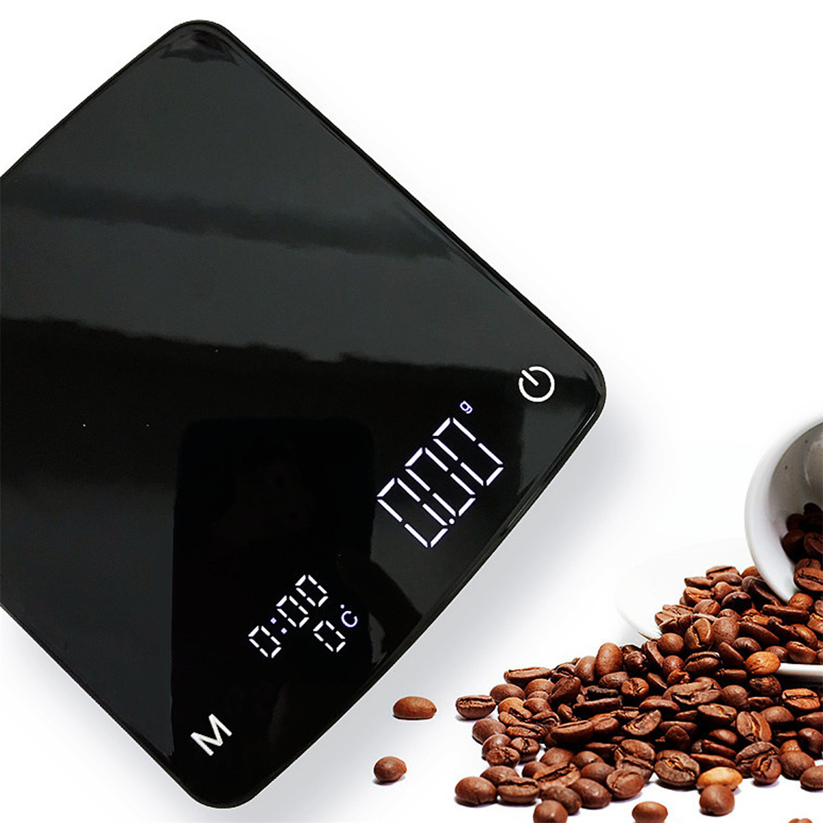 Schwarze Digitalwaage mit 0,00. Kaffeebohnen sind neben einer Tasse verstreut.