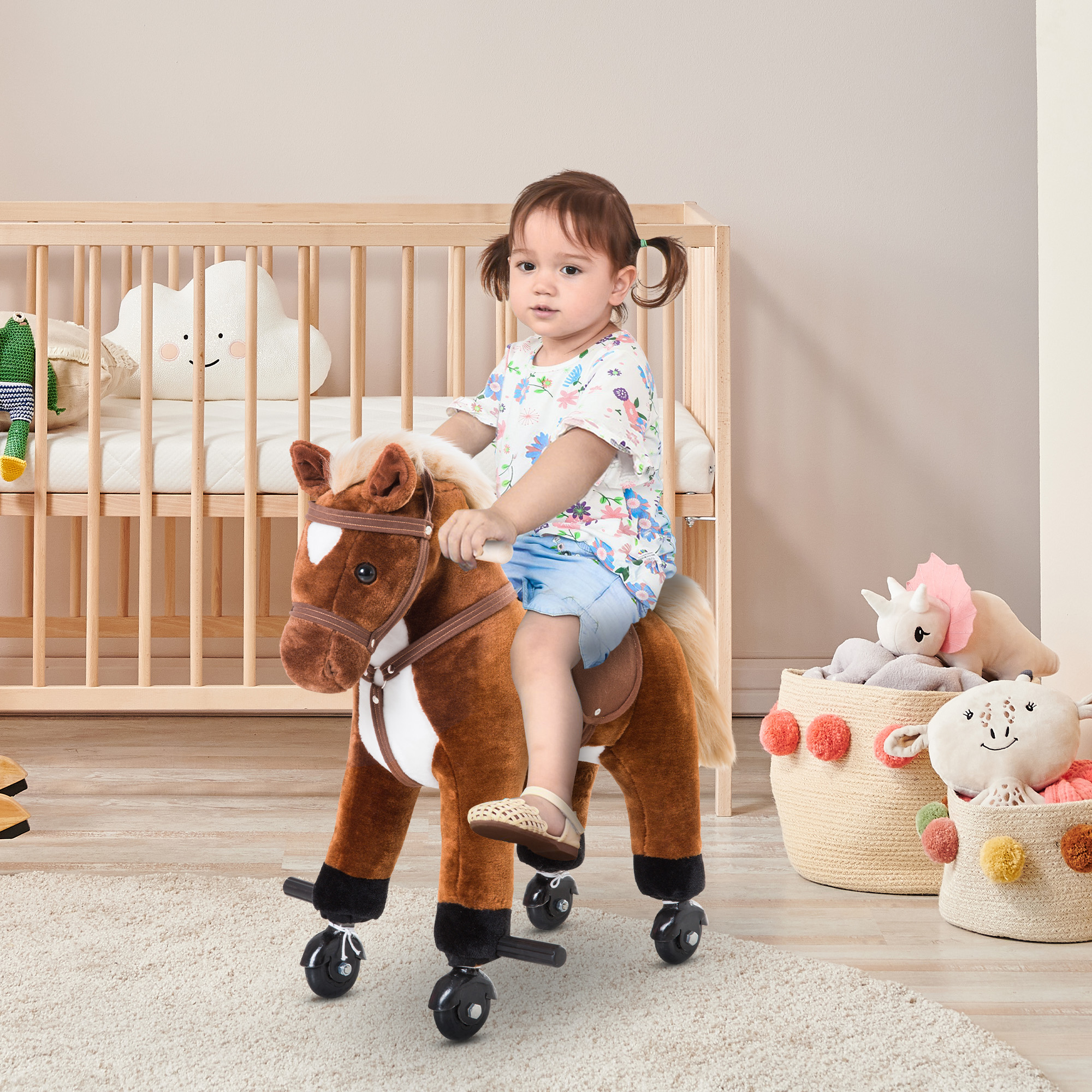 Una niña pequeña monta un caballo de juguete con ruedas en una habitación con una cuna.