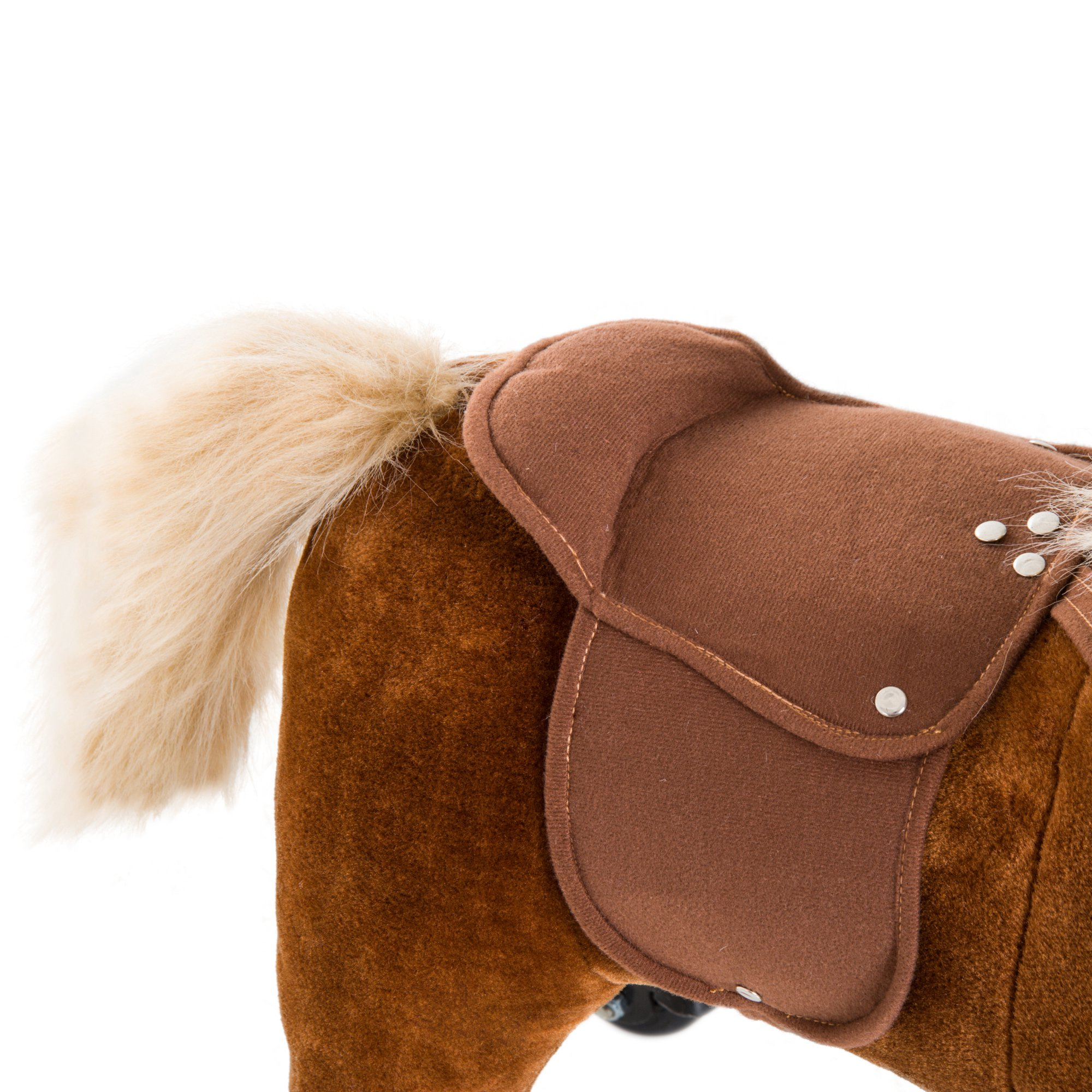 Primer plano de la parte trasera de un caballo marrón, mostrando la cola y la silla sobre fondo blanco.