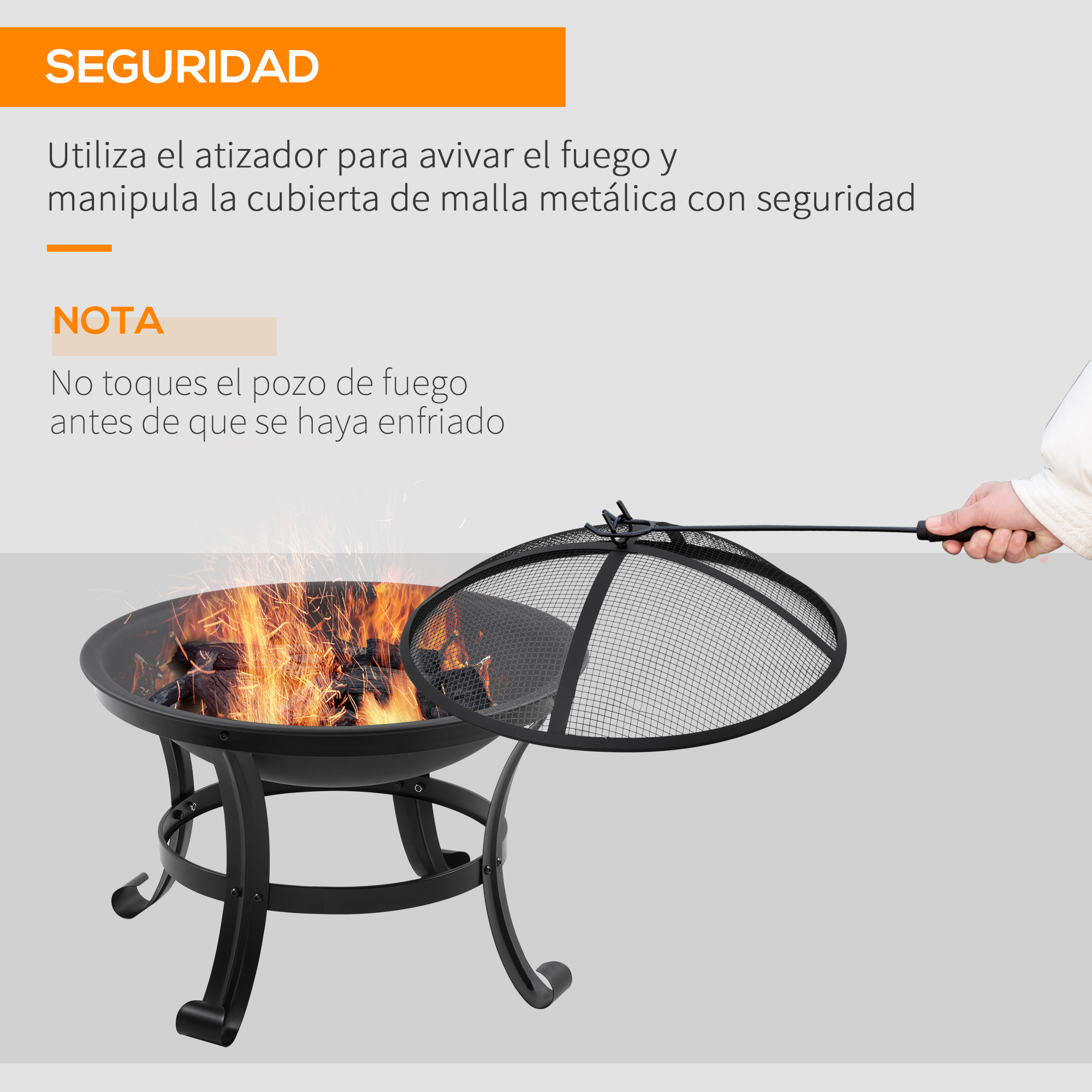 Hoguera al aire libre con una cubierta de malla y un atizador. Una mano usa el atizador.
