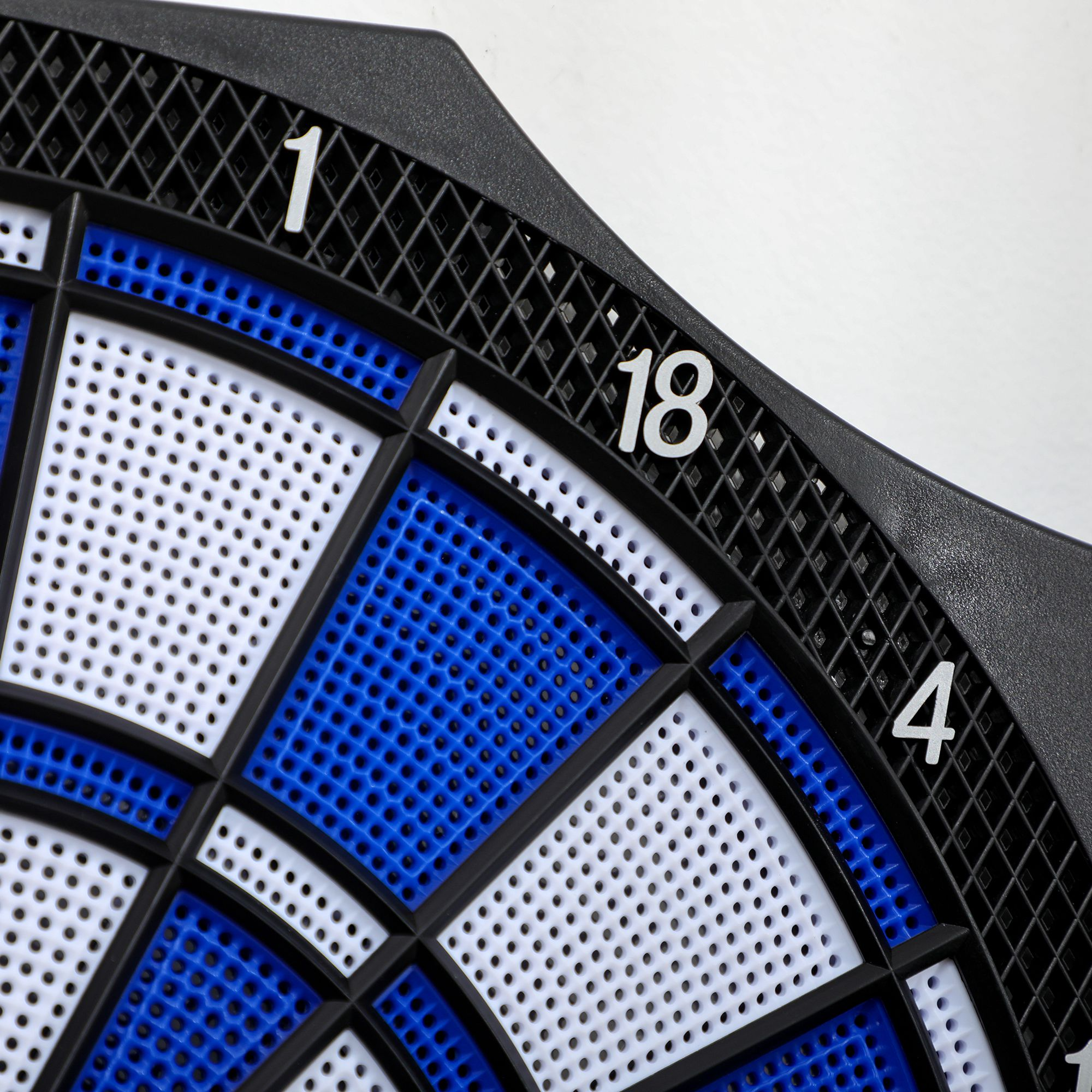 Nahaufnahme einer Dartscheibe, weiße, blaue und schwarze Bereiche mit Zahlen.