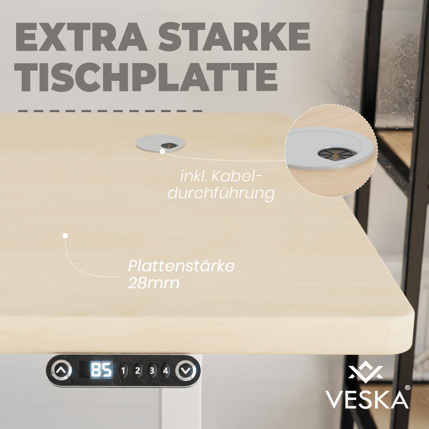 Ein heller Holzschreibtisch mit Bedienfeld, einem Etikett mit dem Wort VESKA und einem Kabelloch.