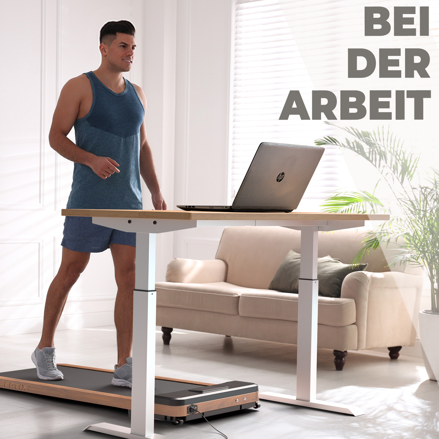 Mann geht auf einem Laufband an einem Stehpult mit Laptop in einer Büroumgebung.