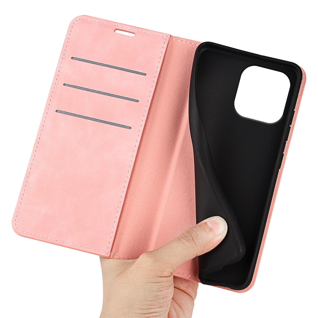 Een hand die een roze telefoonhoes vasthoudt. De hoes is open en toont een zwart interieur.
