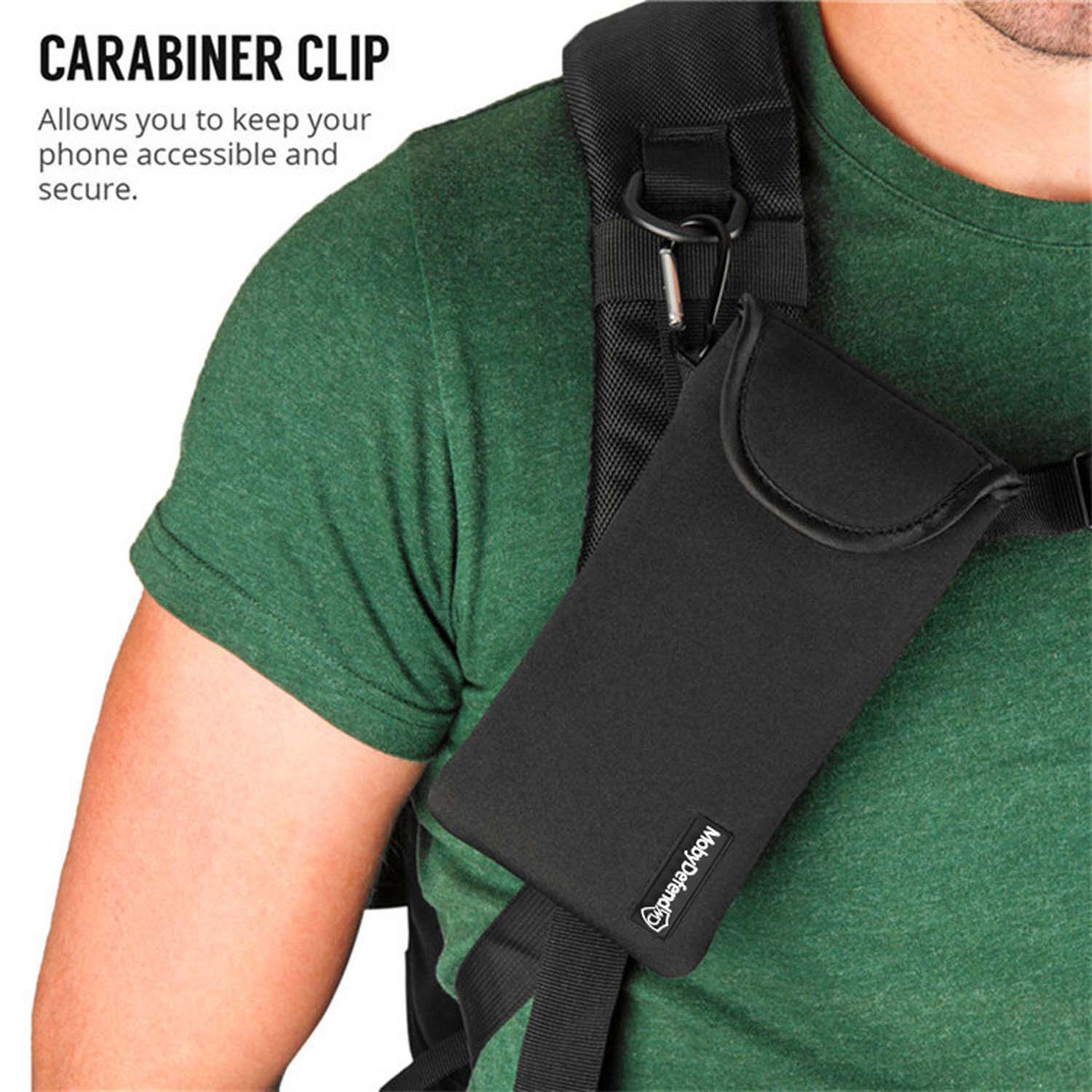 Persoon in groen shirt met een zwarte telefoonhoes aan een rugzak.