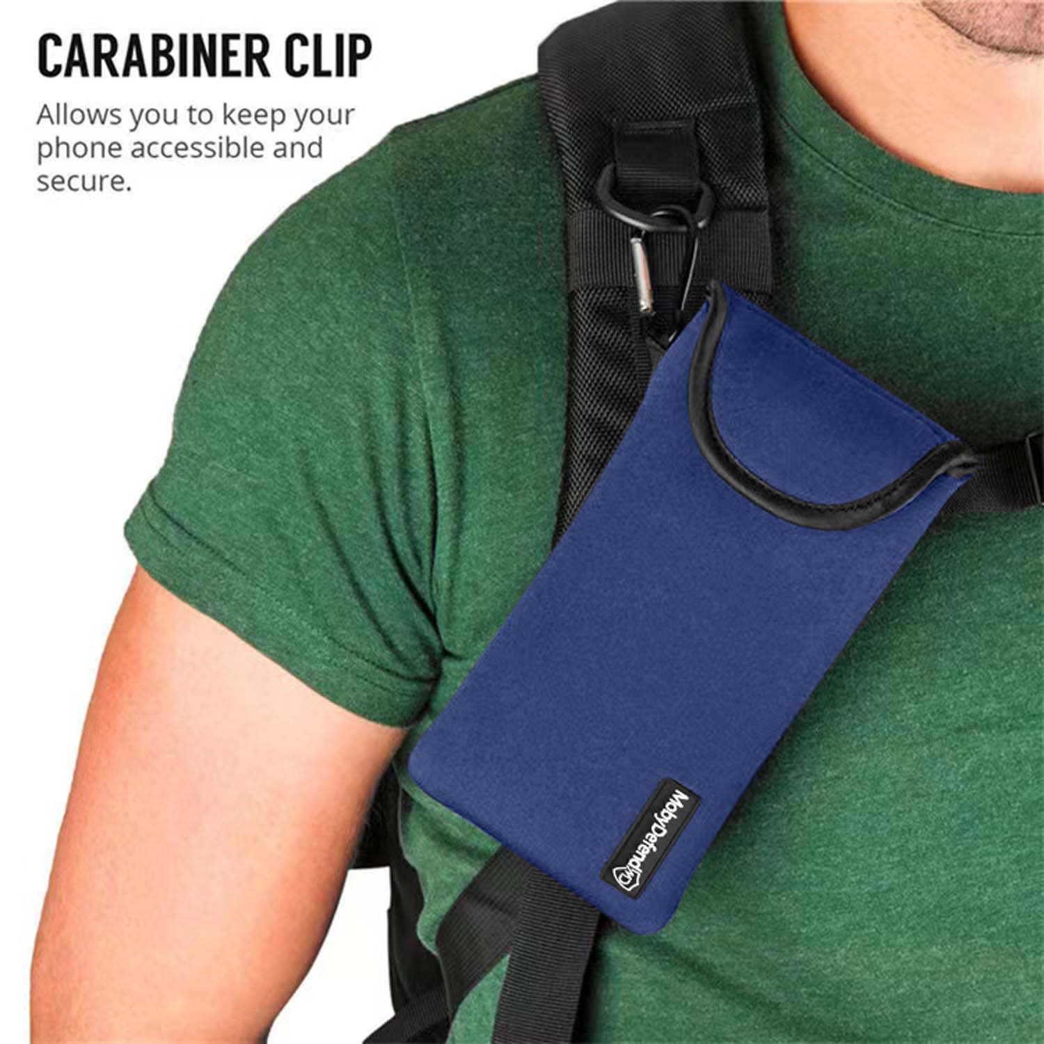 Een persoon met een groen shirt, met een blauwe telefoonhoes op hun rugzak via een karabijnhaak.