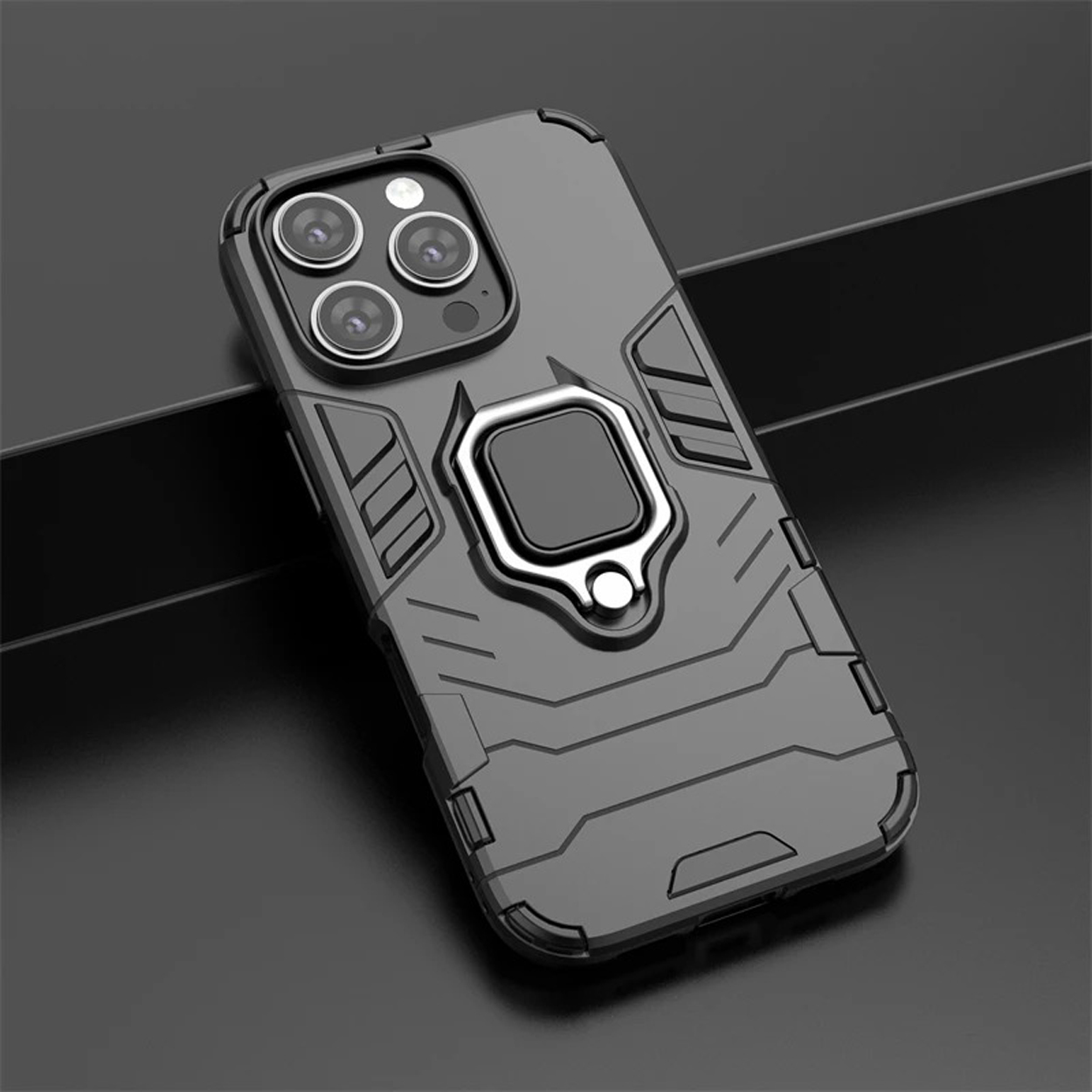 Donkergrijze telefoonhoes met een metalen ring. De achterkant van de telefoonhoes is zichtbaar.