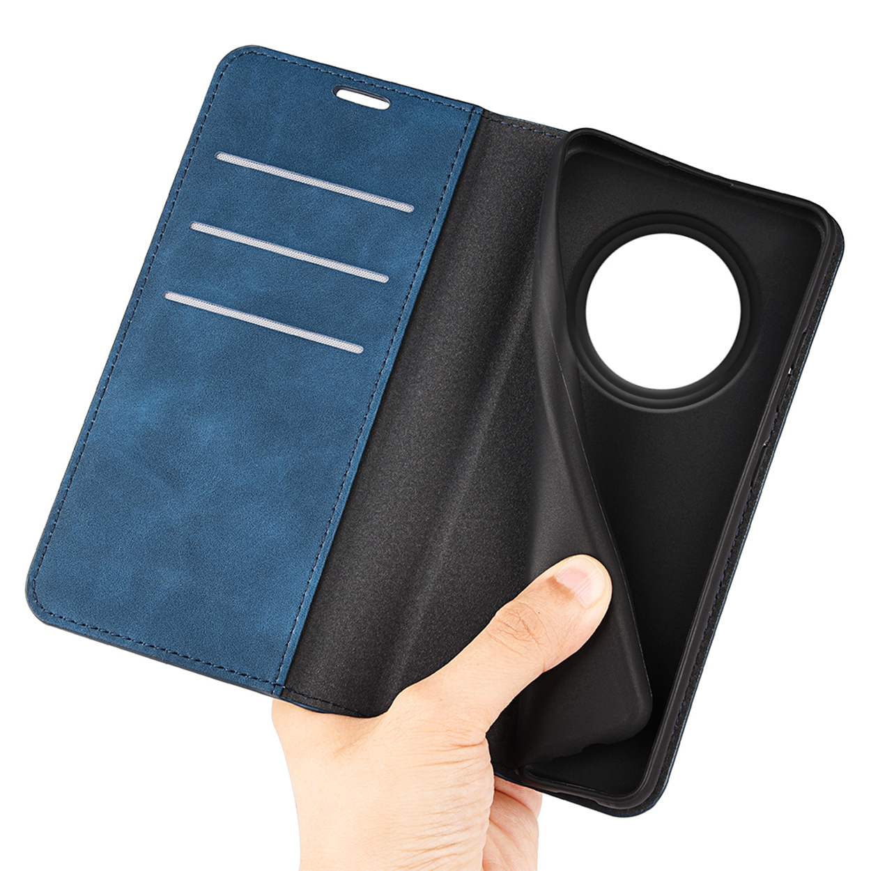 Hand die een telefoon vasthoudt, de binnenkant van een blauwe telefoonhoes laat zien. Zwarte binnenkant.