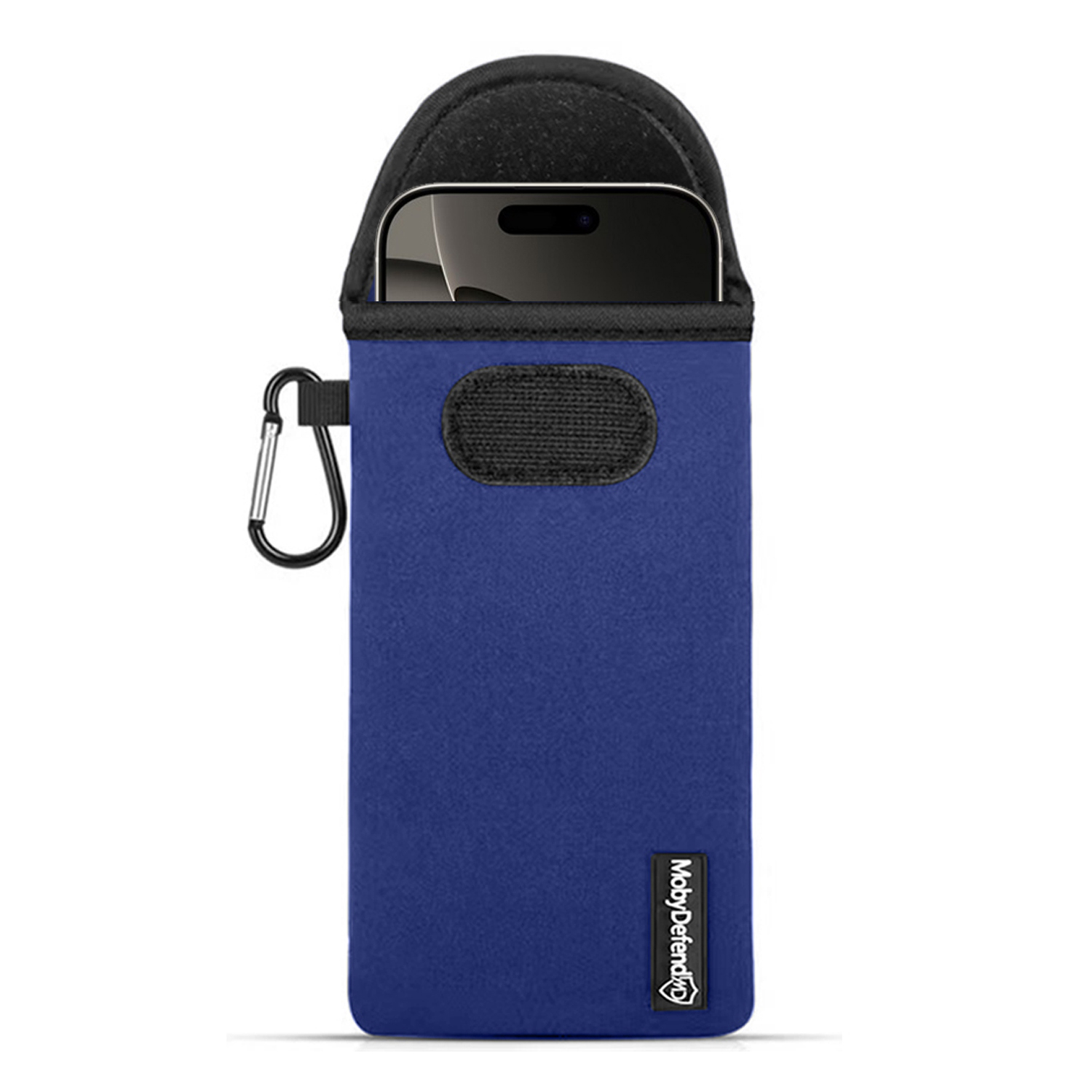 Blauwe telefoonsleeve met karabijnhaak. De telefoon is gedeeltelijk zichtbaar. De merknaam staat op de sleeve.