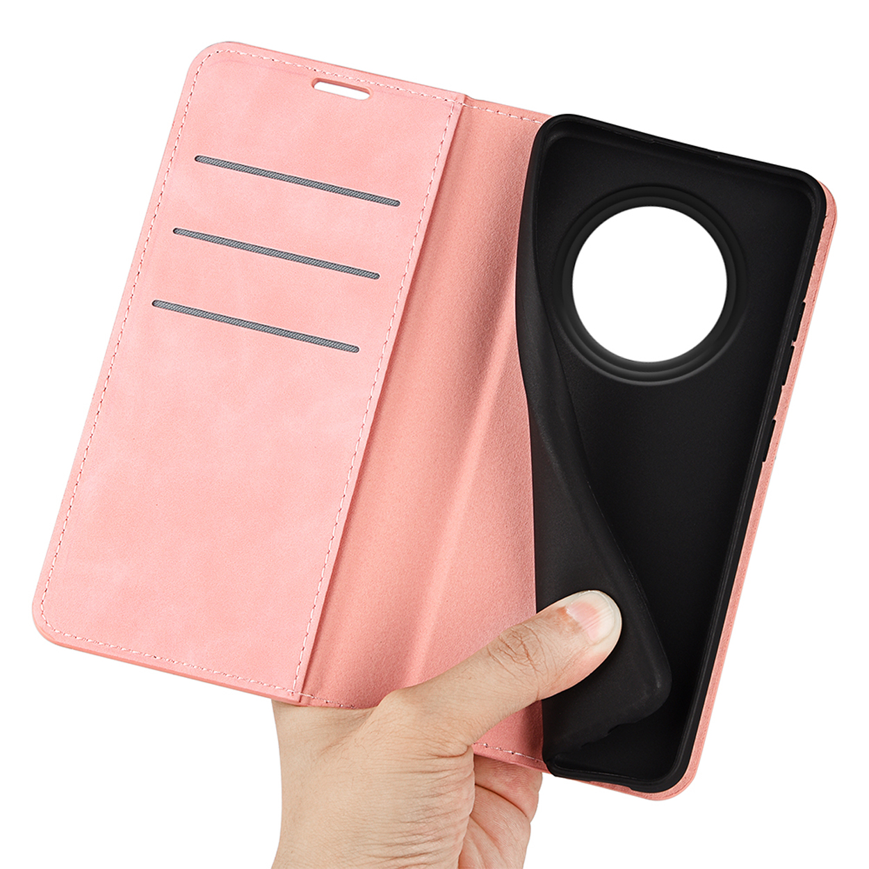 Een roze telefoonhoesje is open, waardoor een zwart telefoonhoesje zichtbaar is. Een hand houdt het roze hoesje open.