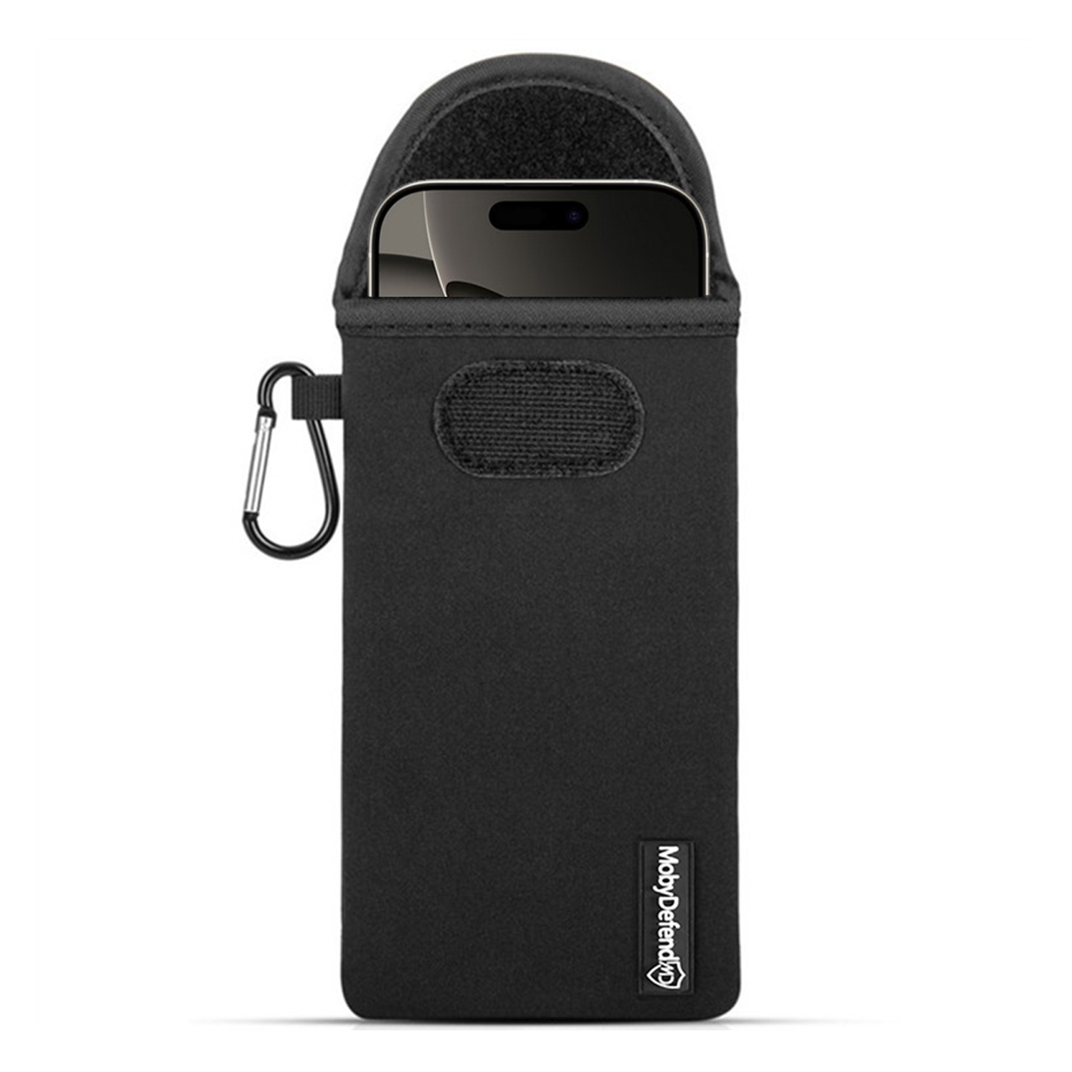 Zwarte telefoonsleeve met telefoon erin, met karabijnhaak. Witte achtergrond.