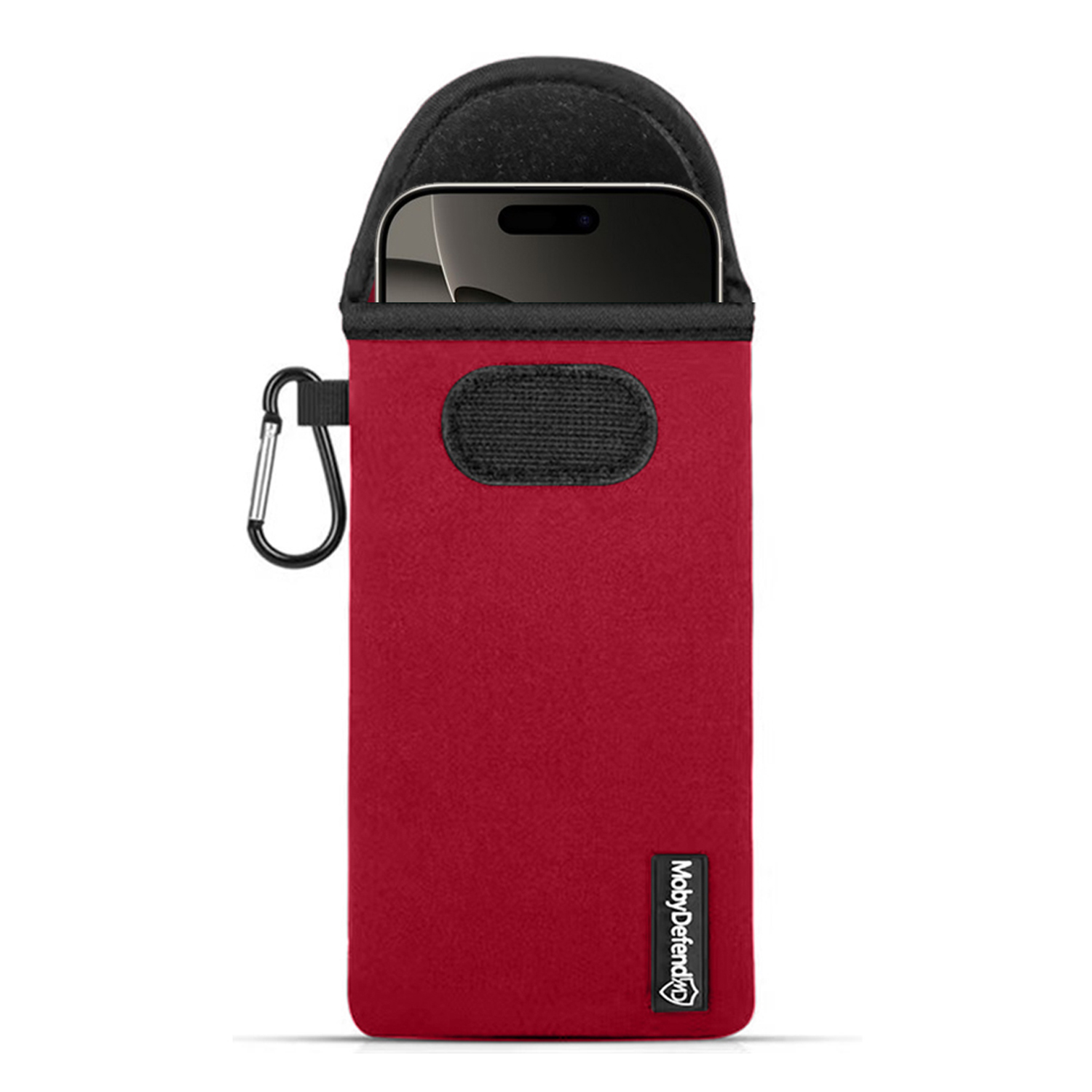 Housse de téléphone rouge avec mousqueton. Un téléphone noir est partiellement visible.