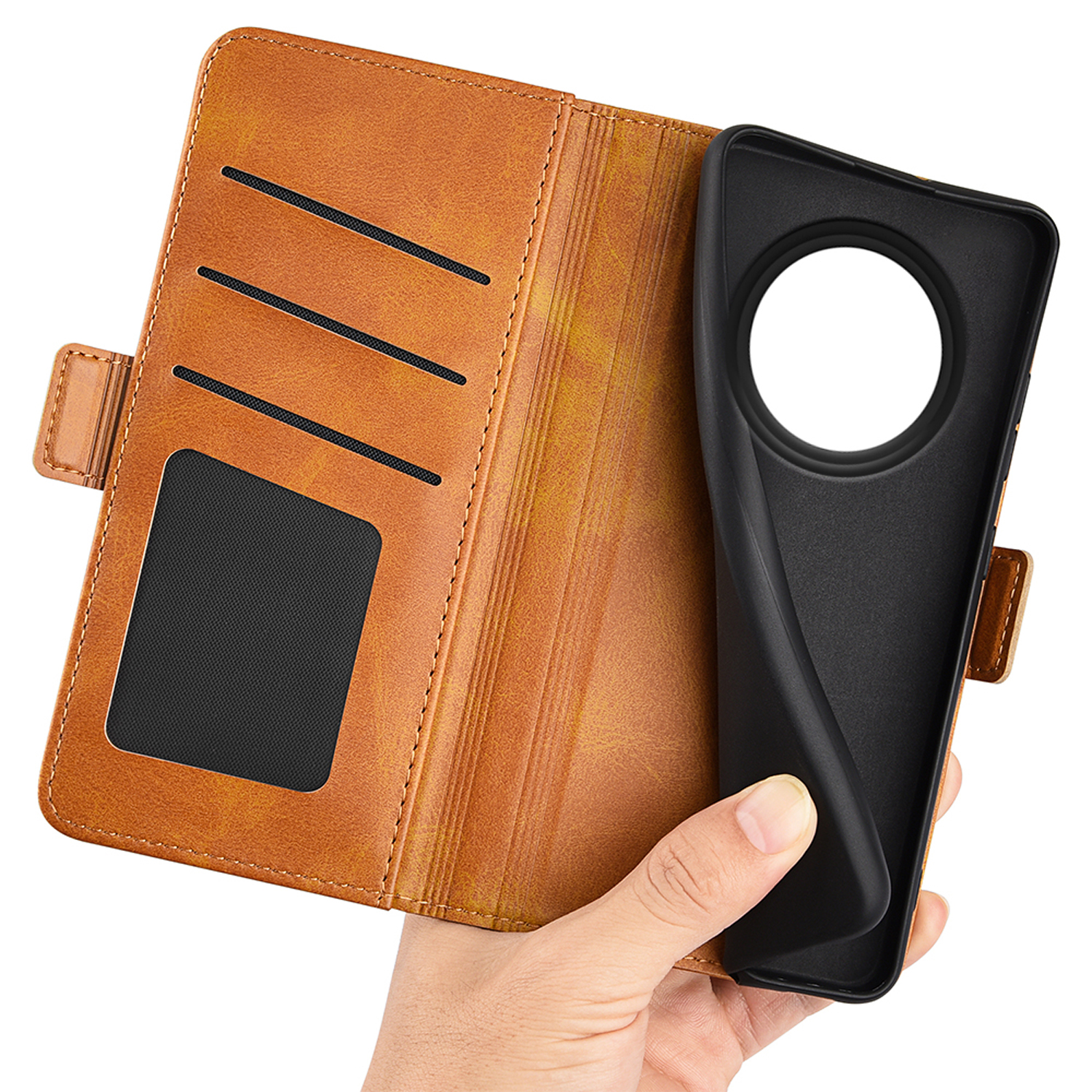Een hand houdt een bruine telefoonhoes open. De binnenkant van de hoes is zwart. De hoes heeft een ronde camera-uitsparing.