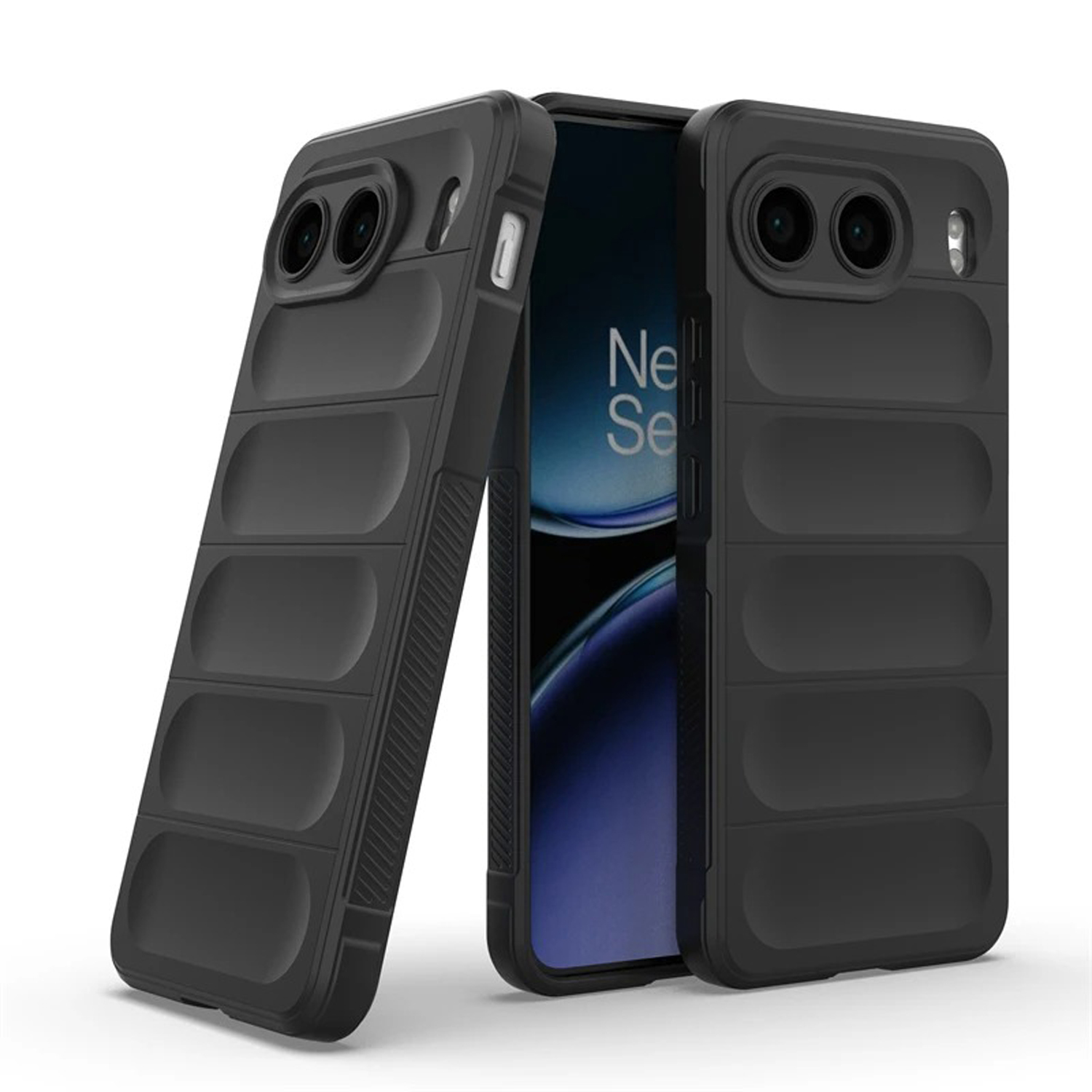 Zwarte telefoonhoes met een telefoon erin. De telefoonhoes staat op een witte achtergrond.