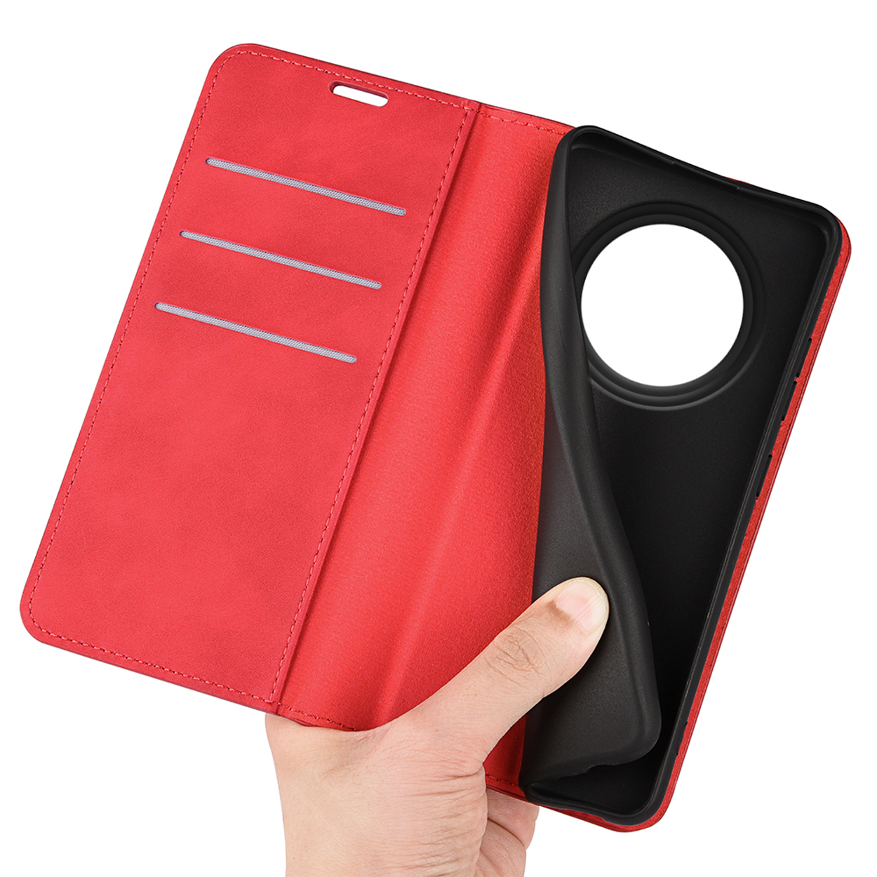 Étui de téléphone rouge ouvert, révélant un étui intérieur noir. Main tenant l'étui.