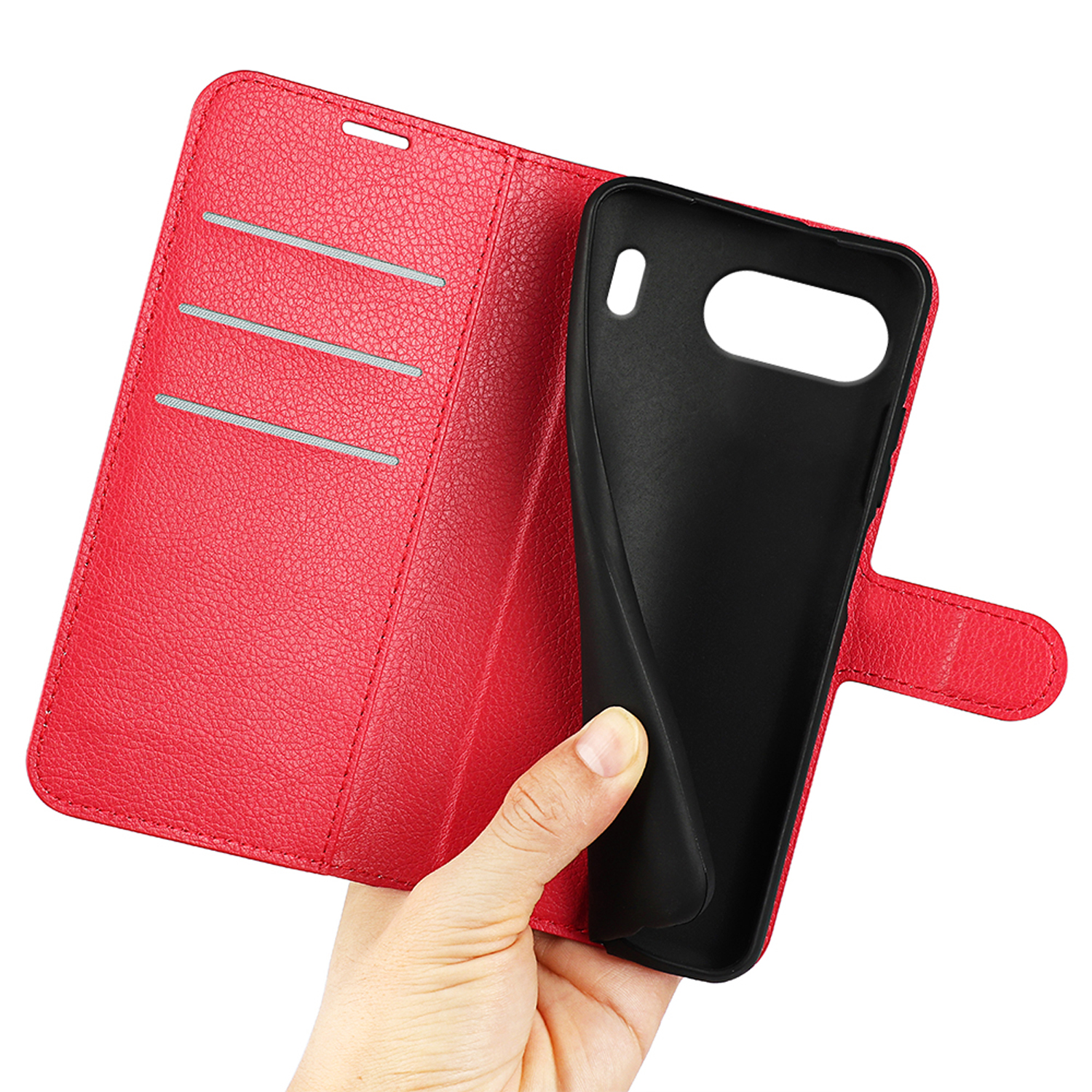 Étui de téléphone en cuir rouge tenu ouvert, avec support de téléphone noir. Main tenant l'étui.