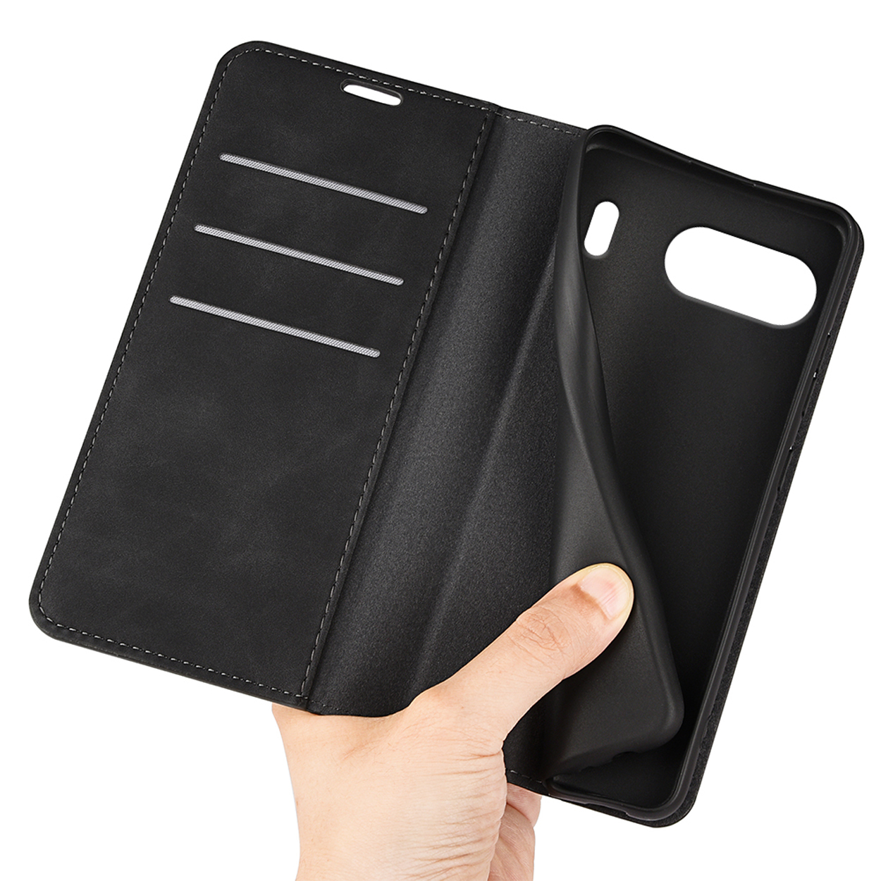 Hand houdt zwarte leren telefoonhoes open. Interieur heeft kaartsleuven en telefoonhouder.