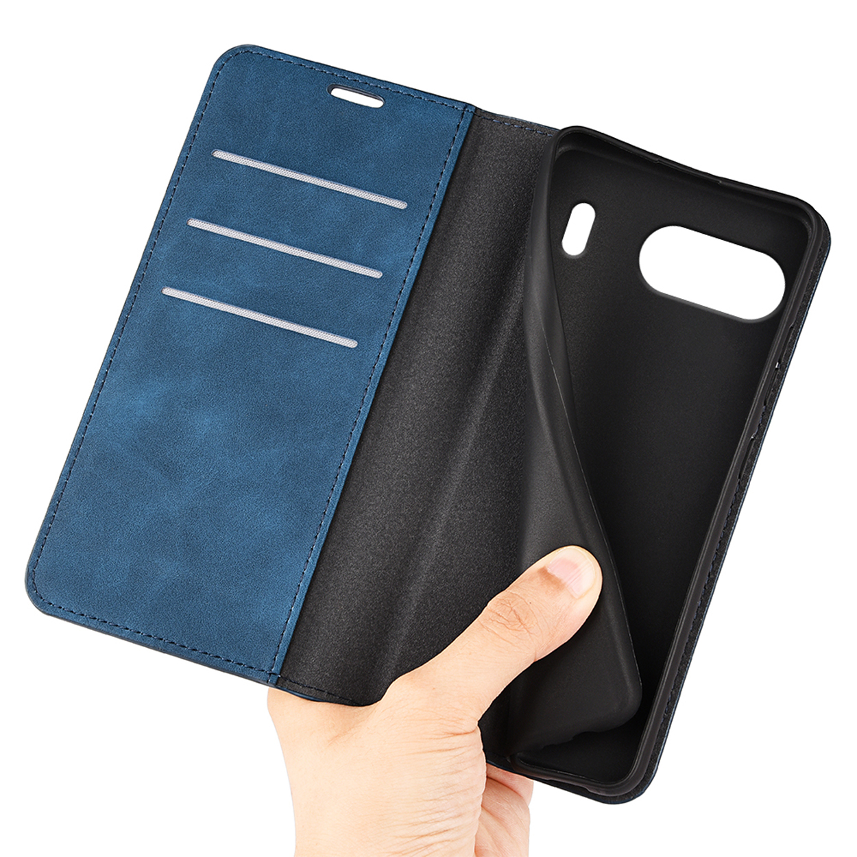 Blauwe telefoonhoes. Toont de binnenkant en de hand die de telefoonhoes vasthoudt.