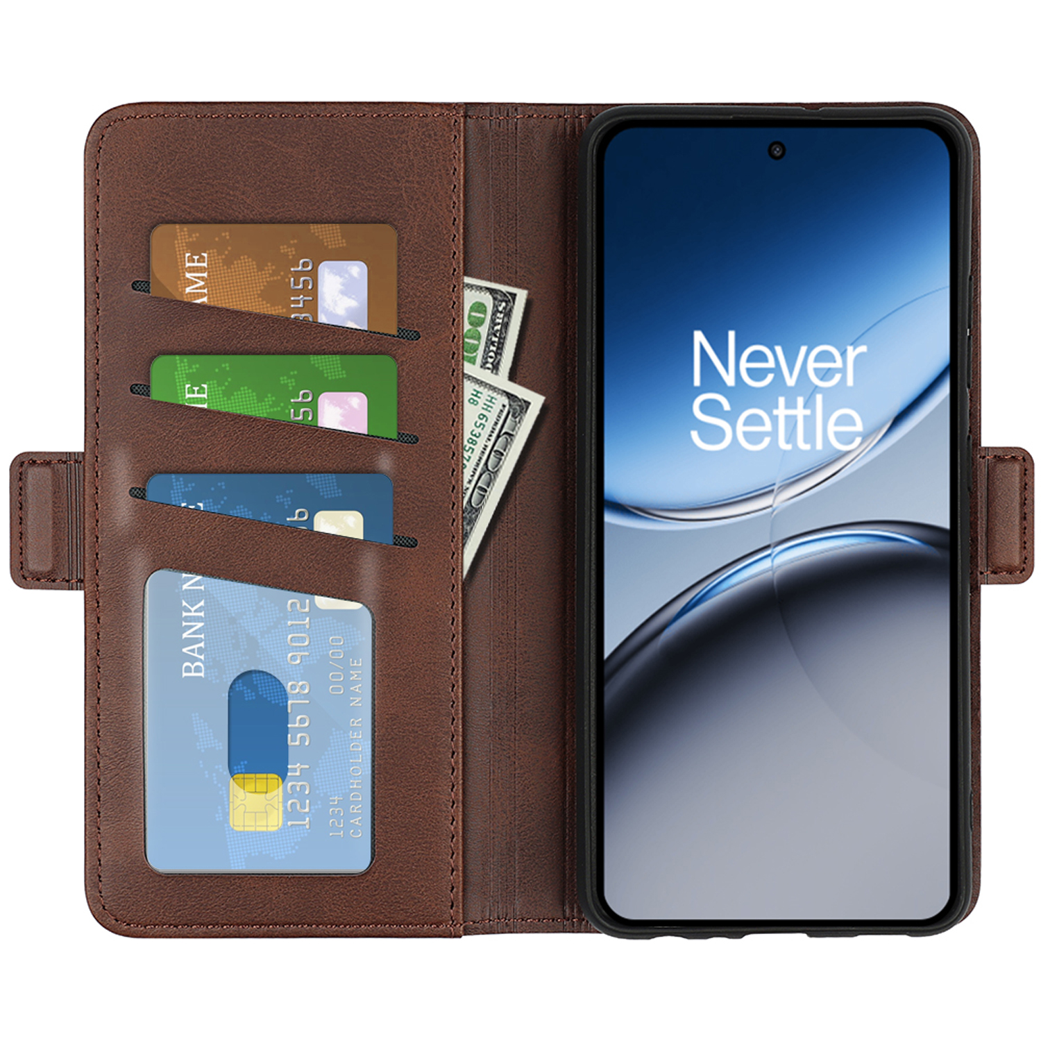 Bruine leren telefoonhoes open, met kaarten, geld en telefoon. Telefoon toont 'Never Settle'.